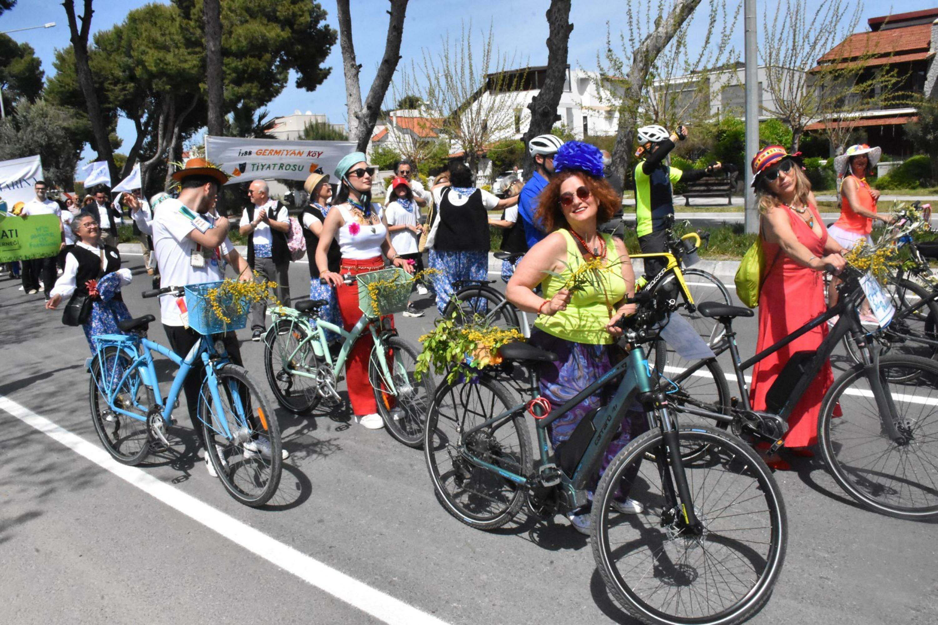 Alaçatı Ot Festivali'nde renkli kortej