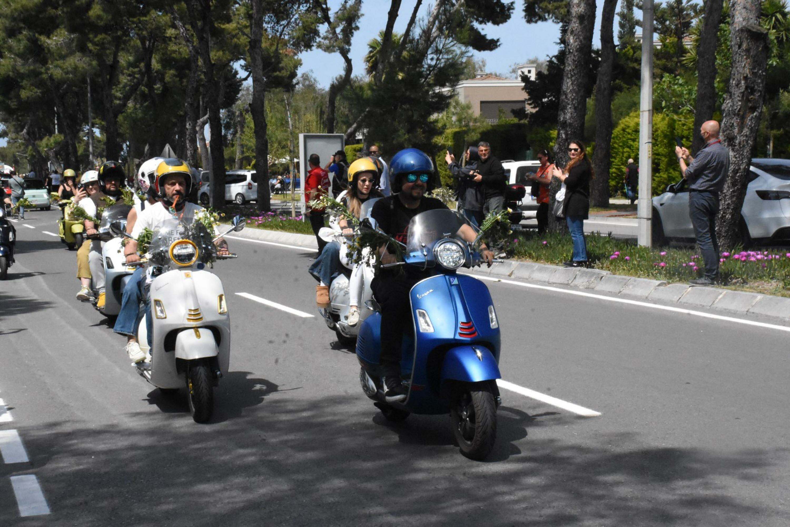 Alaçatı Ot Festivali'nde renkli kortej