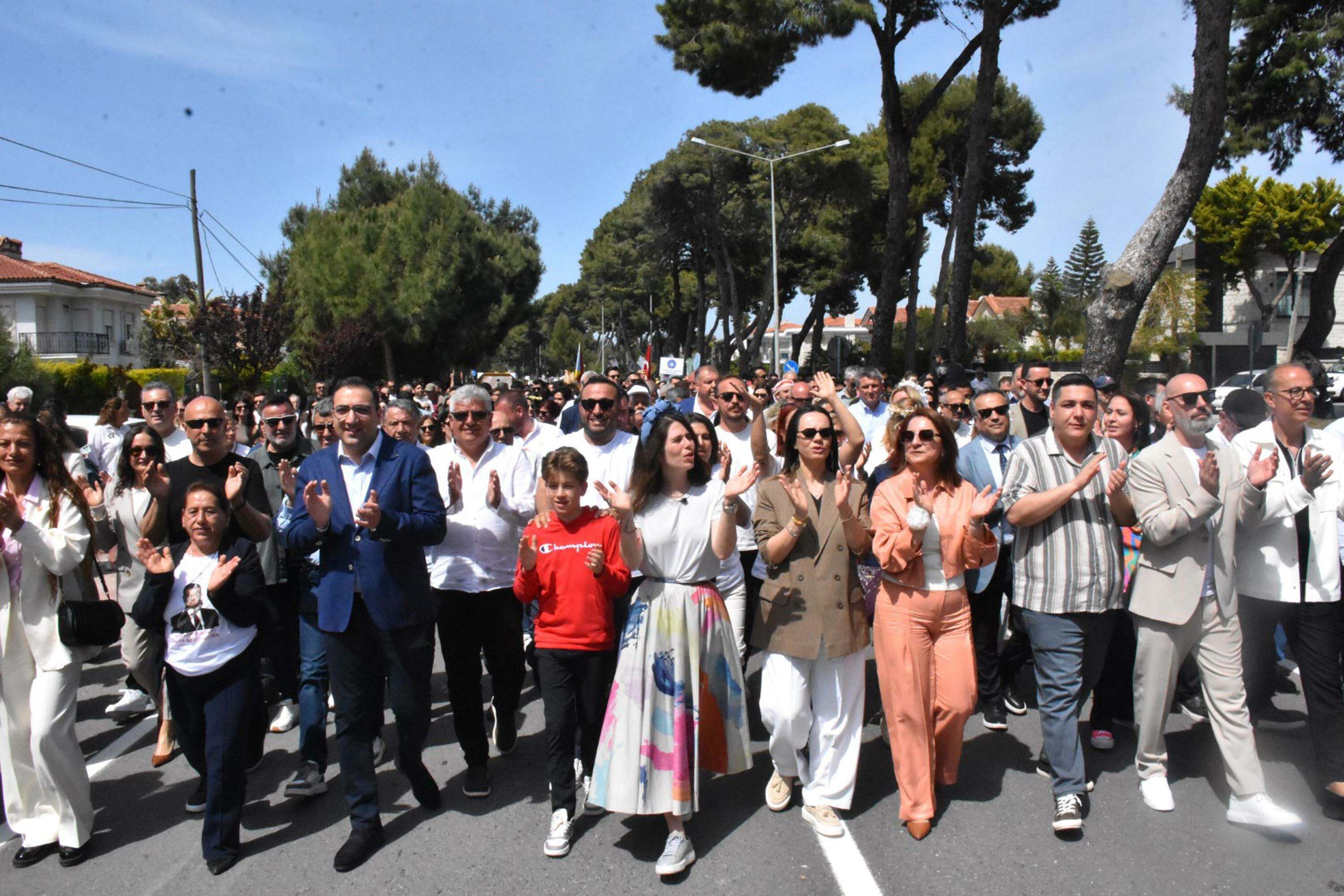 Alaçatı Ot Festivali'nde renkli kortej