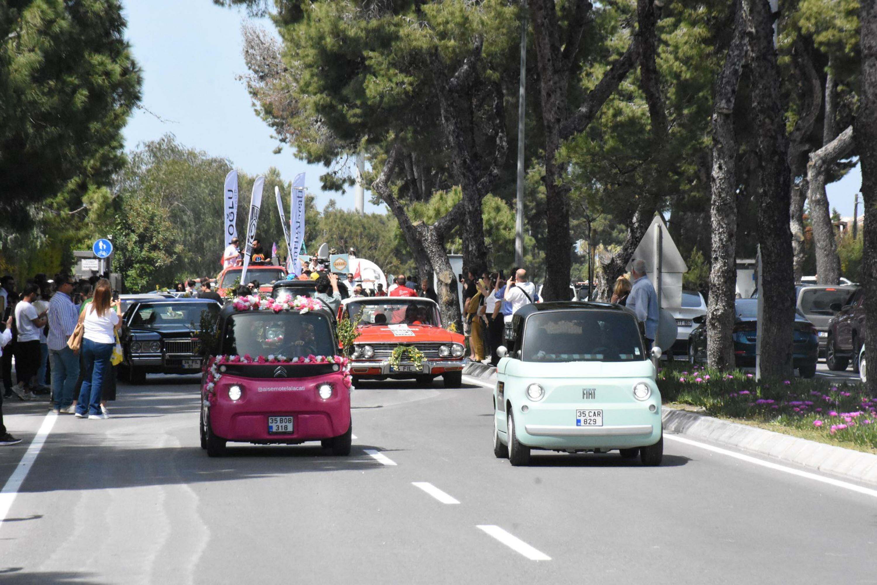 Alaçatı Ot Festivali'nde renkli kortej