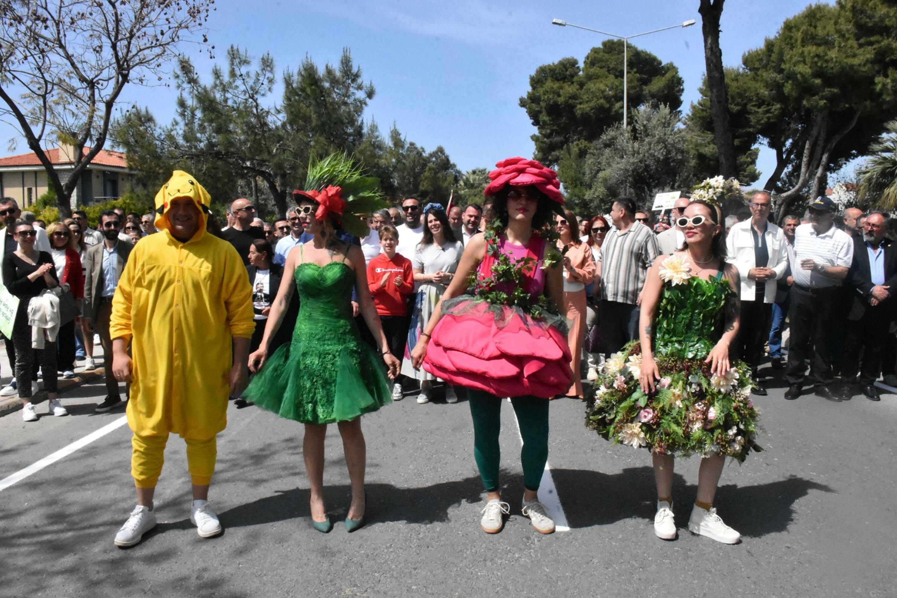 Alaçatı Ot Festivali'nde renkli kortej