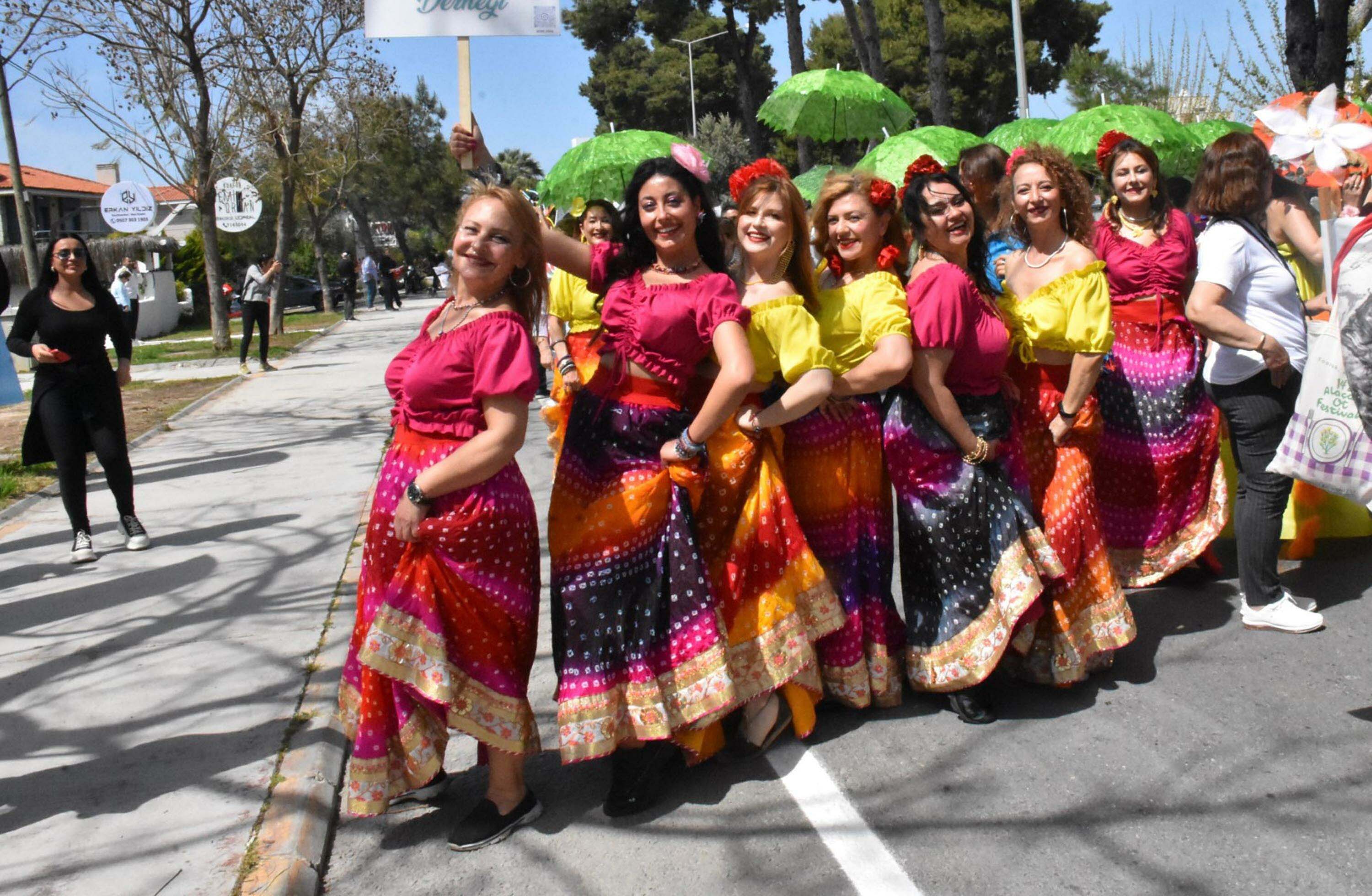 Alaçatı Ot Festivali'nde renkli kortej