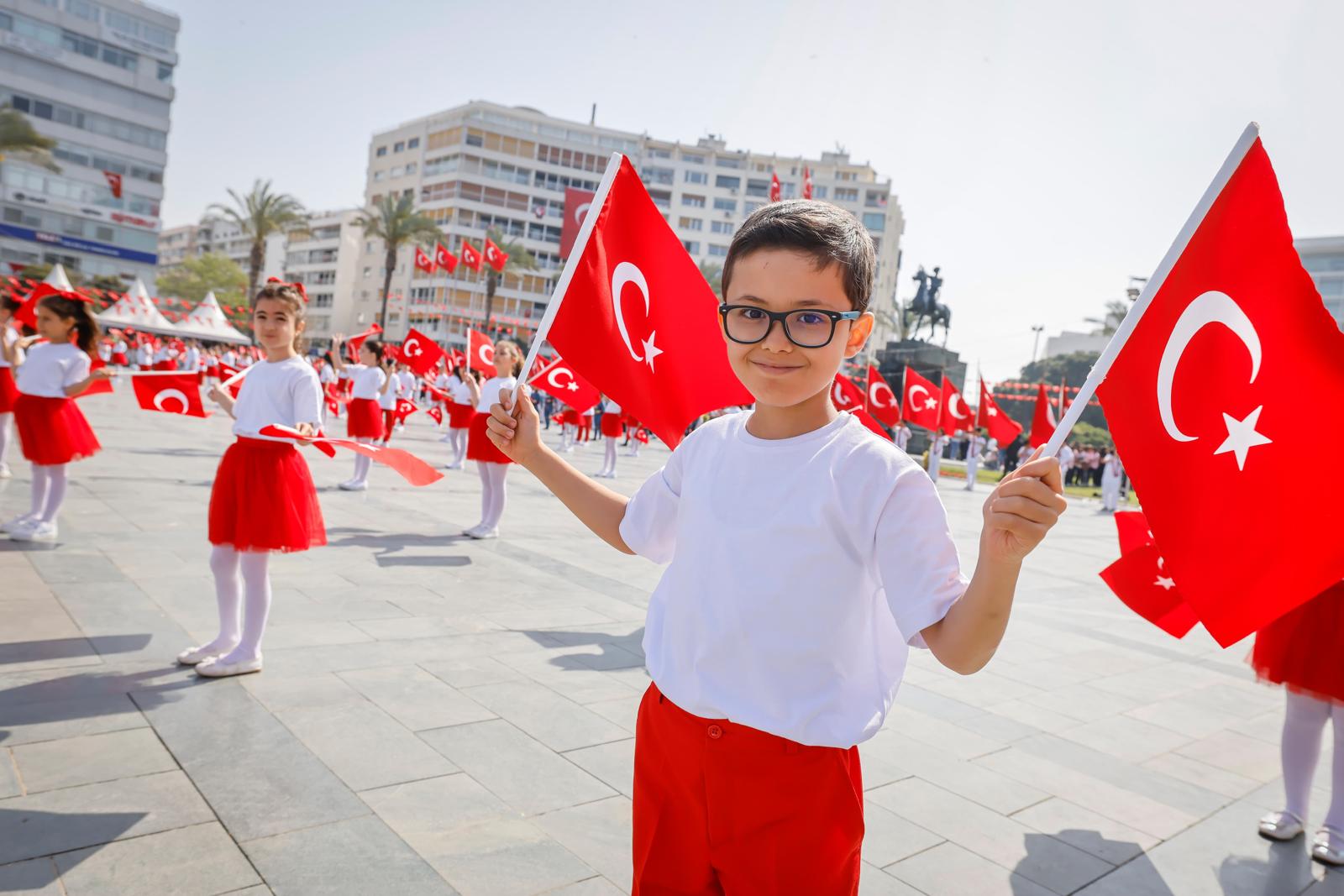 İzmir'de 23 Nisan coşkusu; Cumhuriyet Meydanı rengarenk