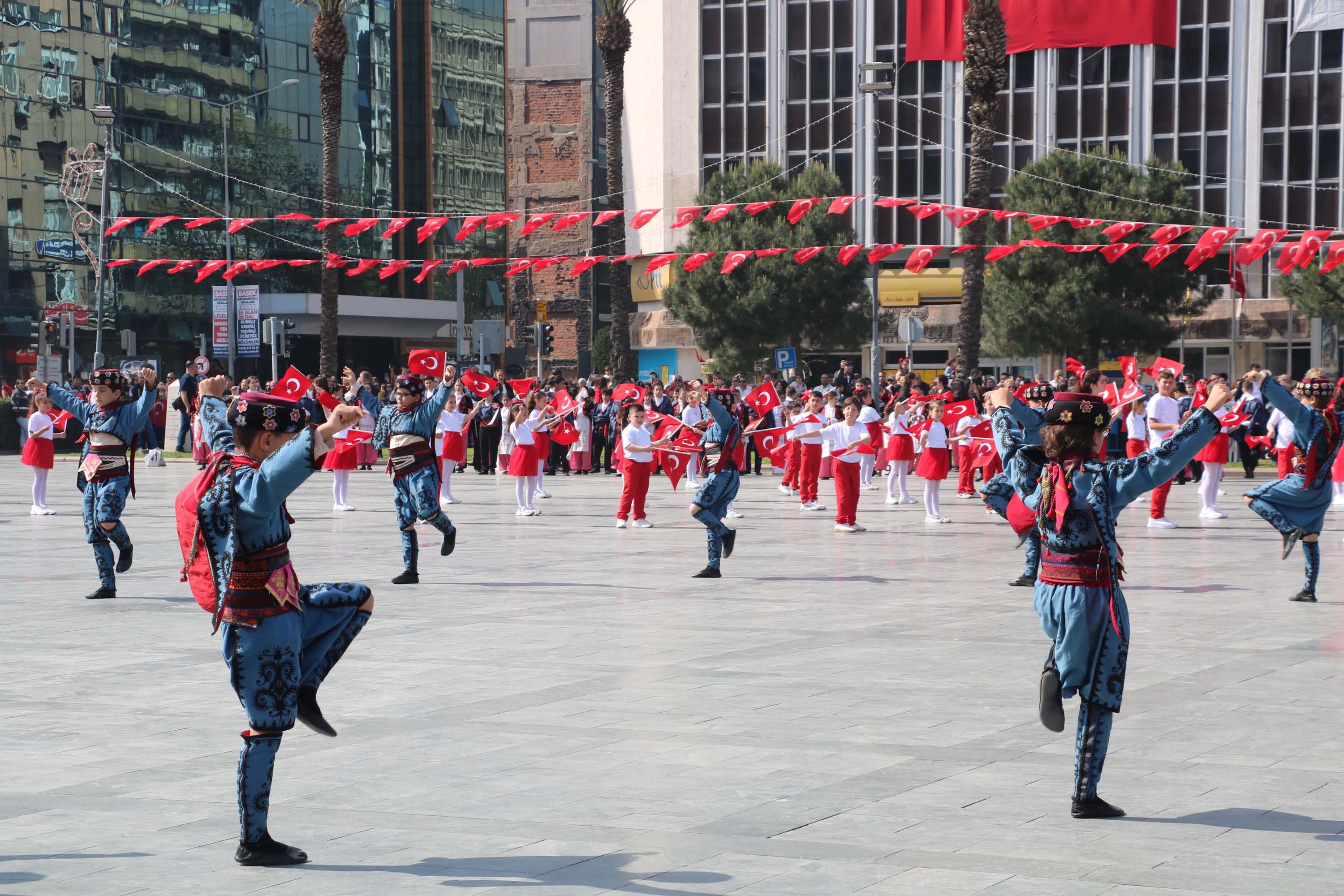 İzmir'de 23 Nisan coşkusu; Cumhuriyet Meydanı rengarenk