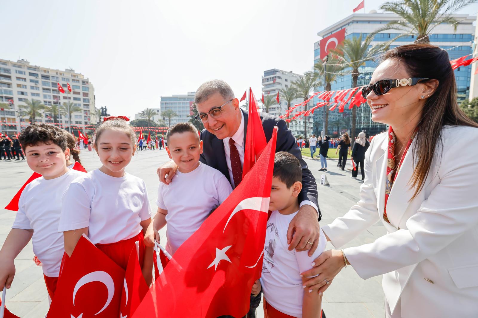 İzmir'de 23 Nisan coşkusu; Cumhuriyet Meydanı rengarenk