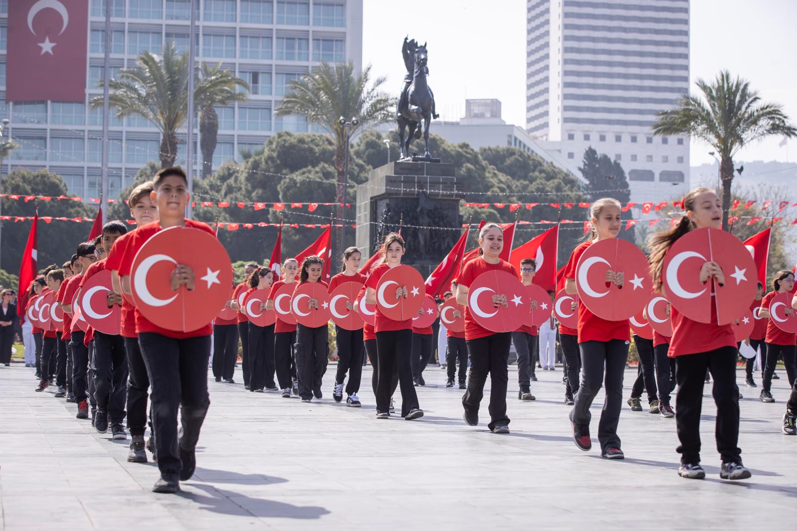 İzmir'de 23 Nisan coşkusu; Cumhuriyet Meydanı rengarenk
