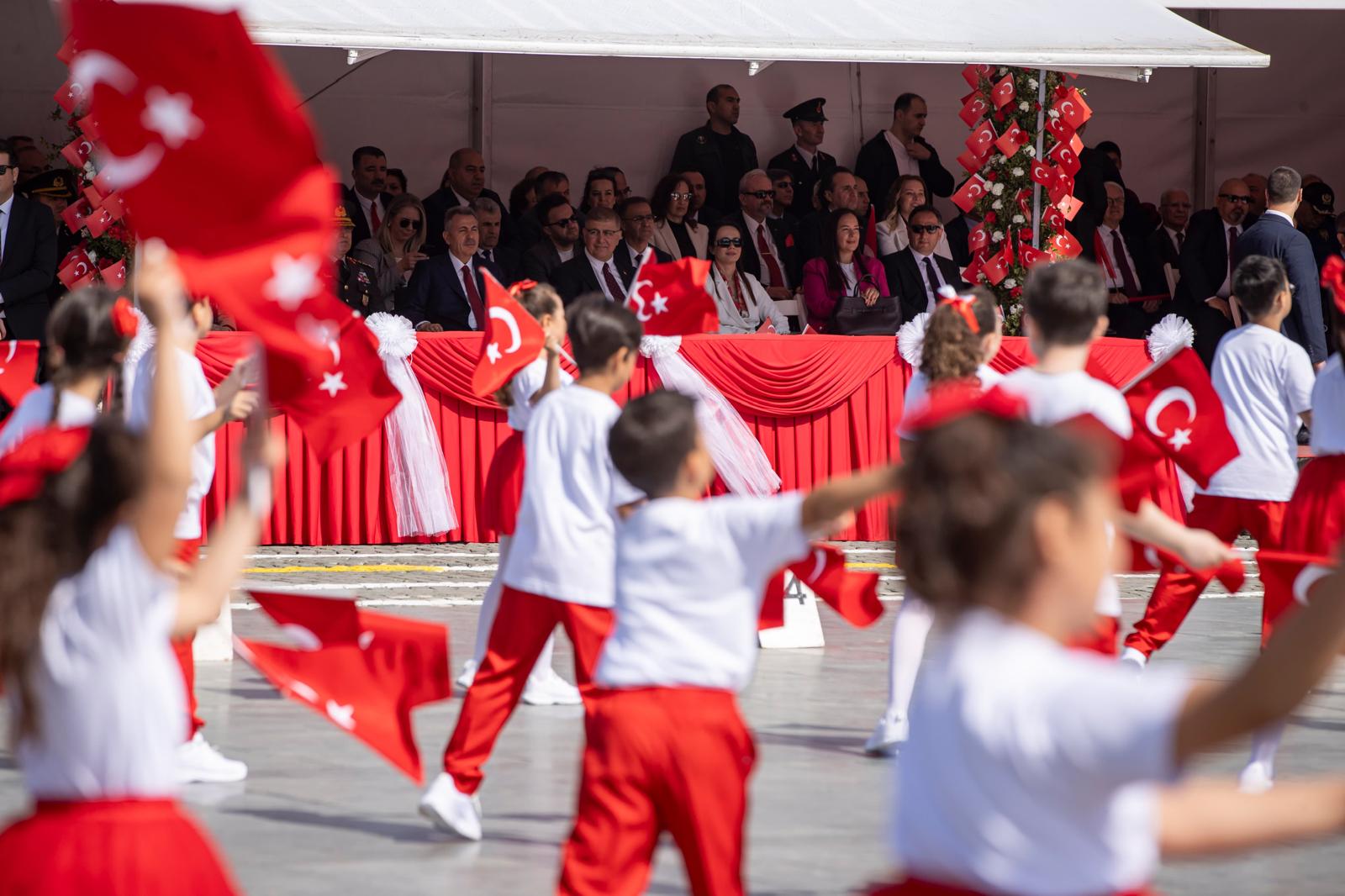 İzmir'de 23 Nisan coşkusu; Cumhuriyet Meydanı rengarenk