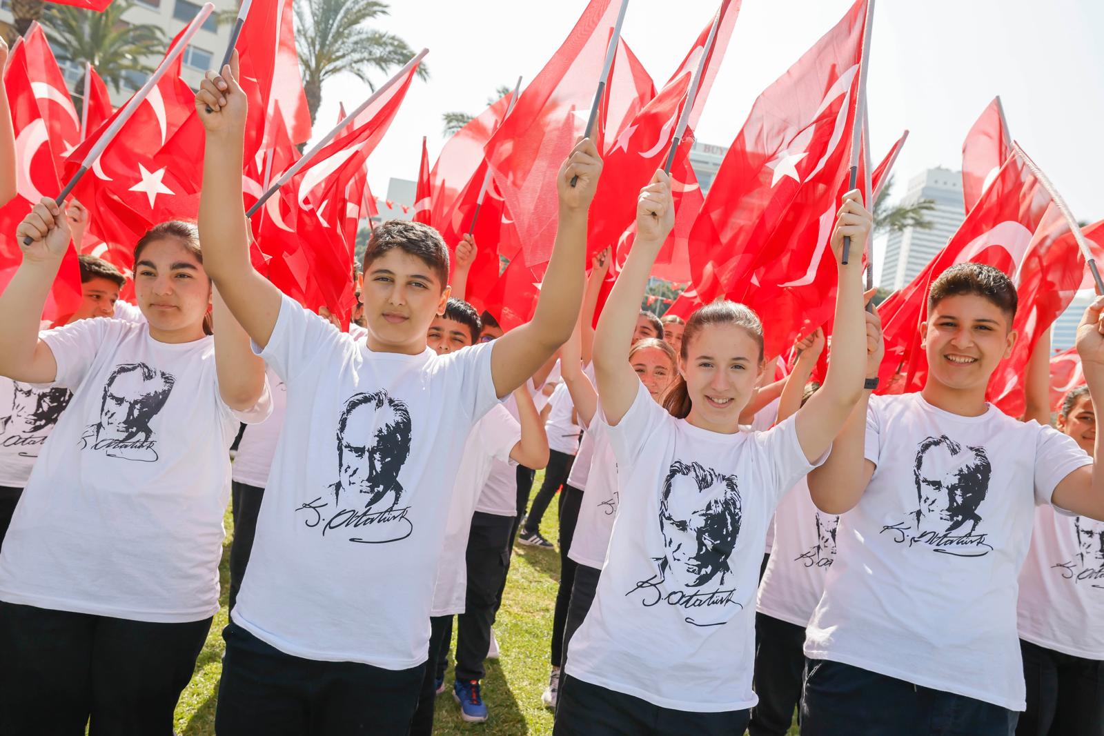İzmir'de 23 Nisan coşkusu; Cumhuriyet Meydanı rengarenk