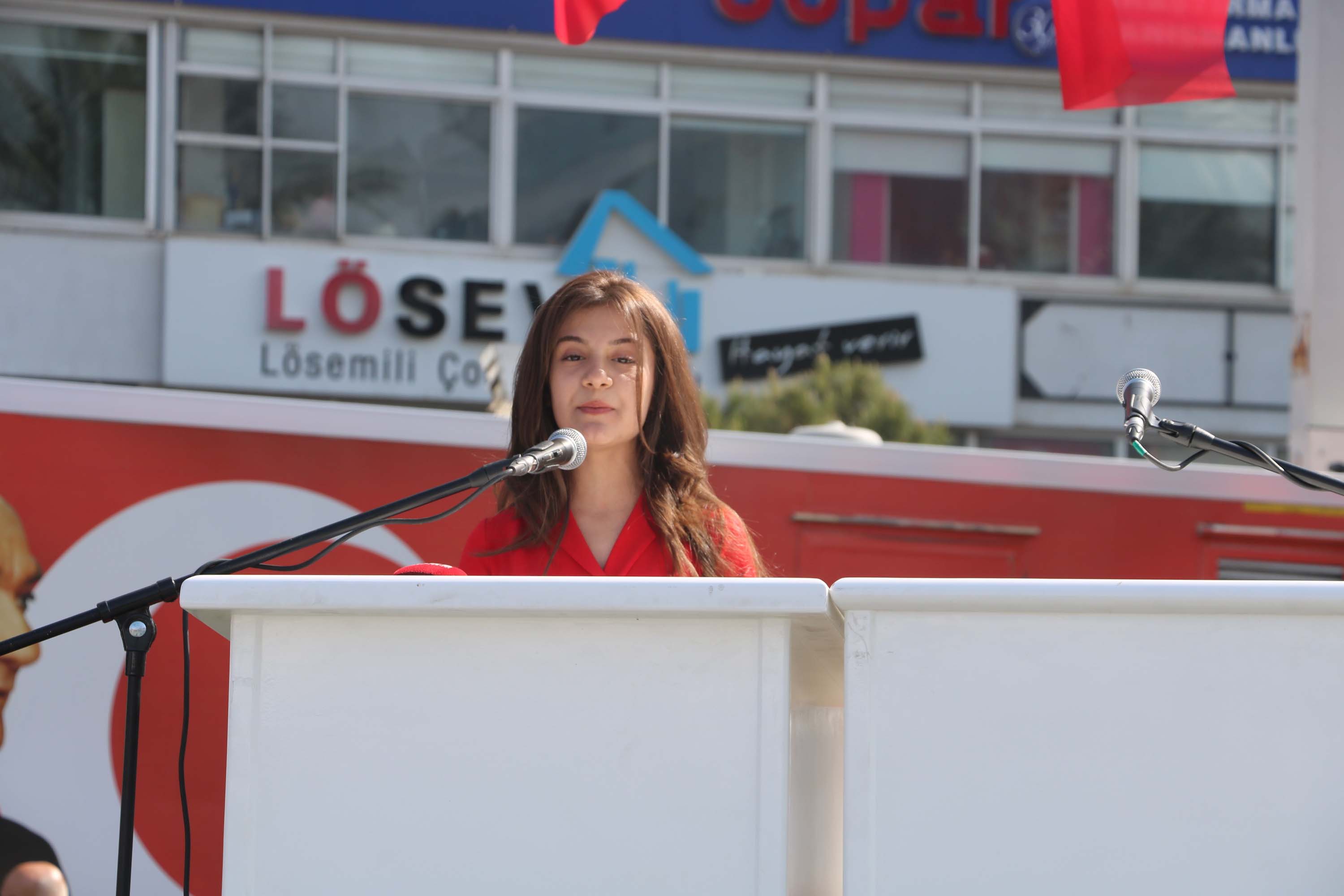 İzmir'de 23 Nisan coşkusu; Cumhuriyet Meydanı rengarenk
