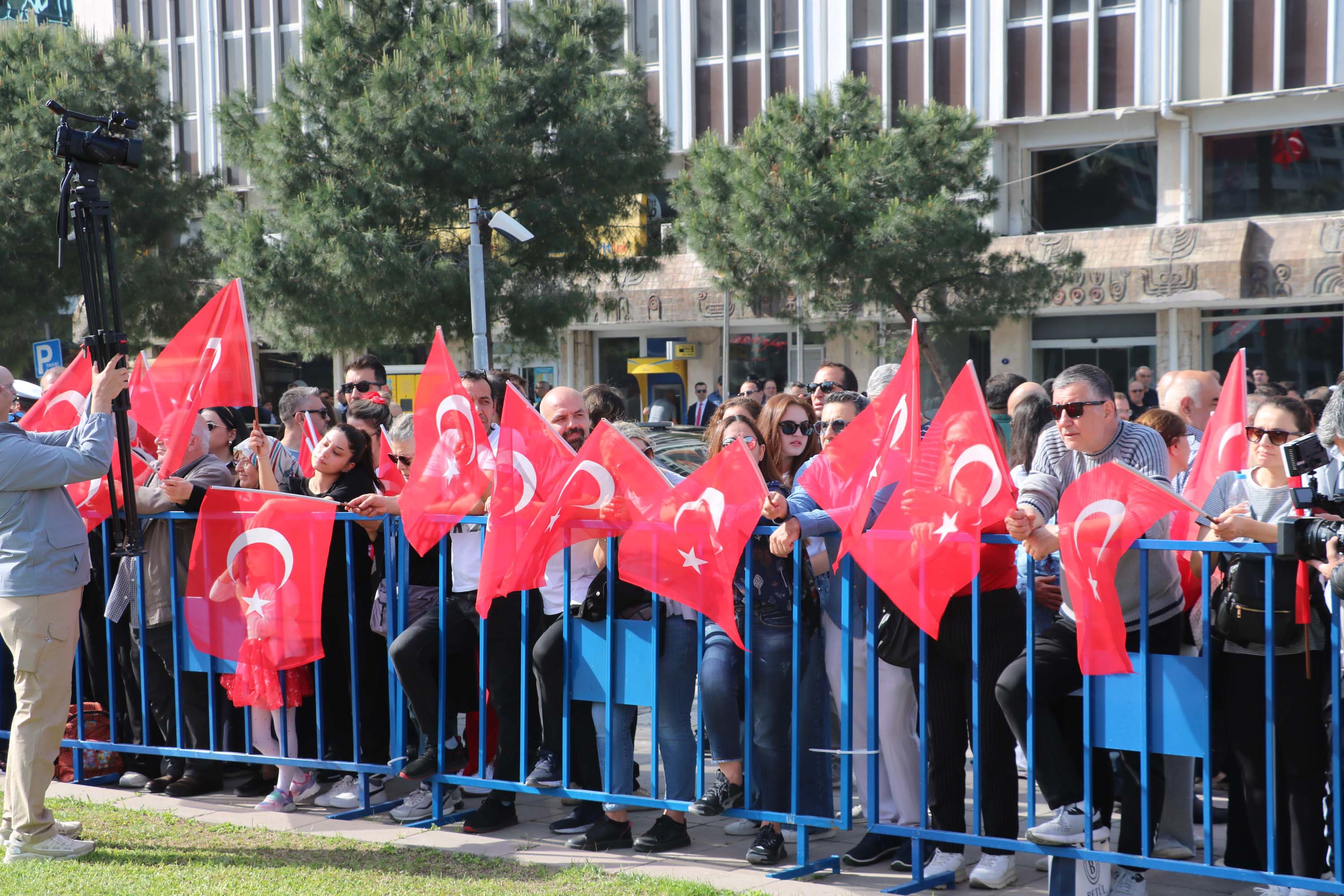 İzmir'de 23 Nisan coşkusu; Cumhuriyet Meydanı rengarenk