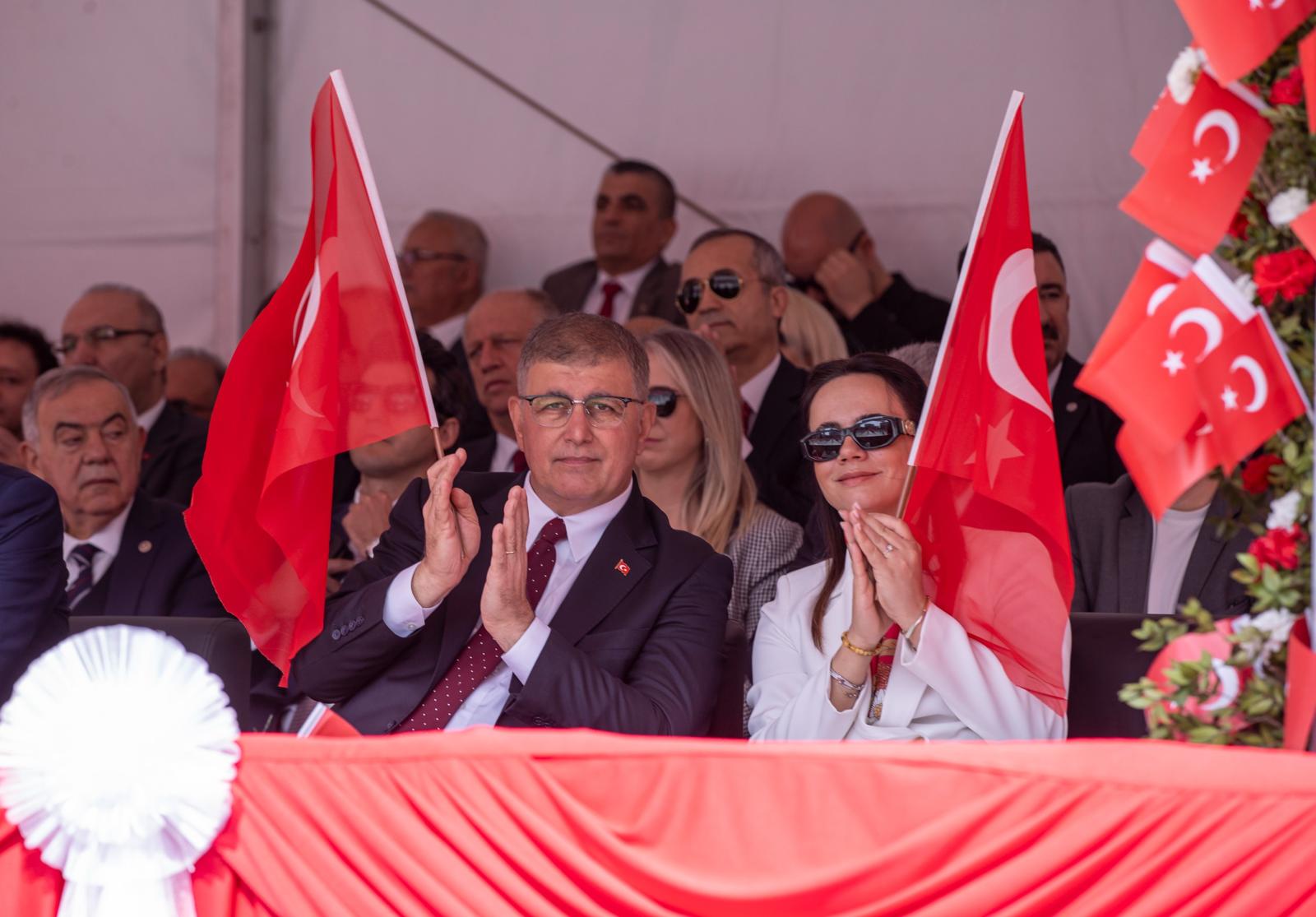 İzmir'de 23 Nisan coşkusu; Cumhuriyet Meydanı rengarenk