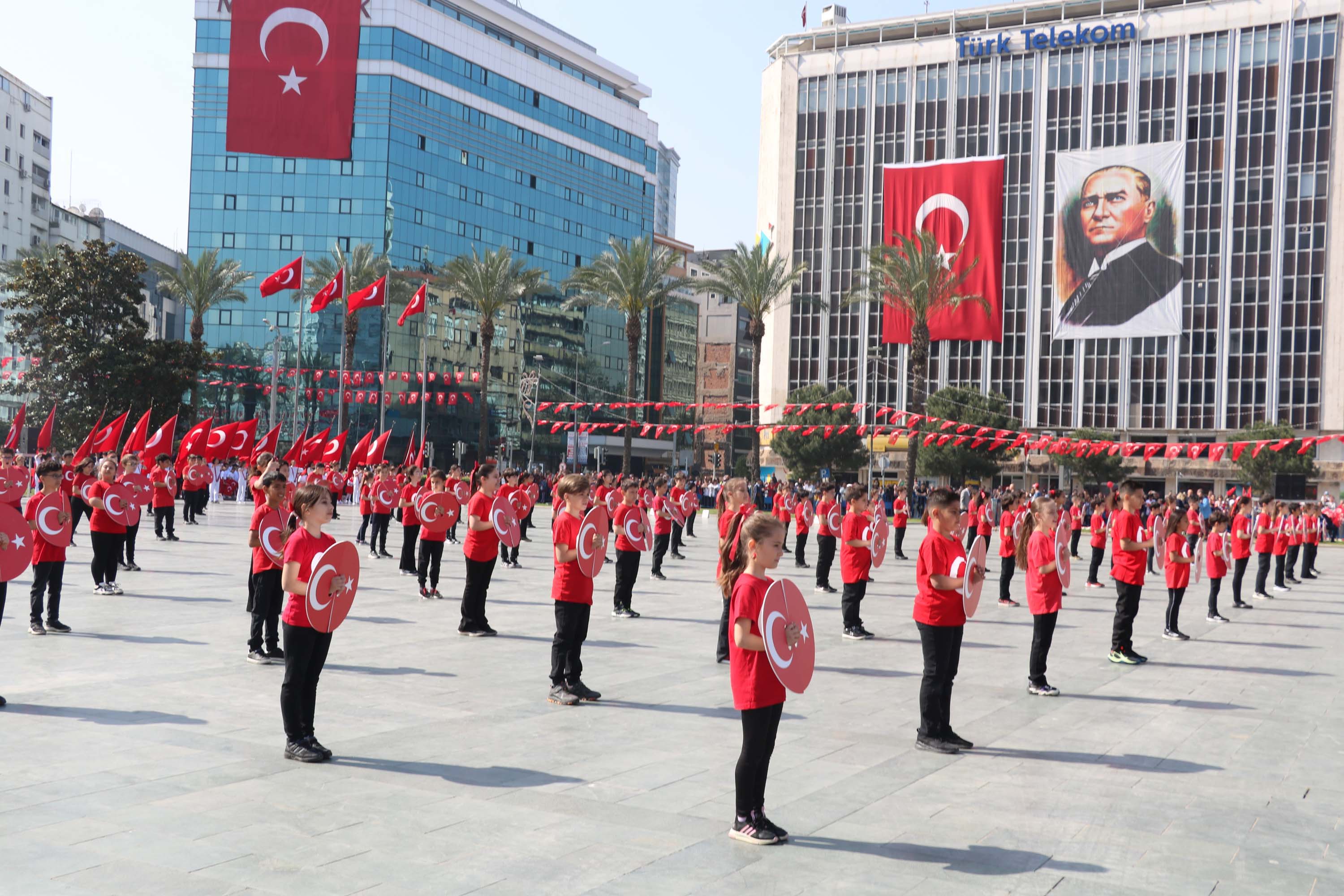İzmir'de 23 Nisan coşkusu; Cumhuriyet Meydanı rengarenk