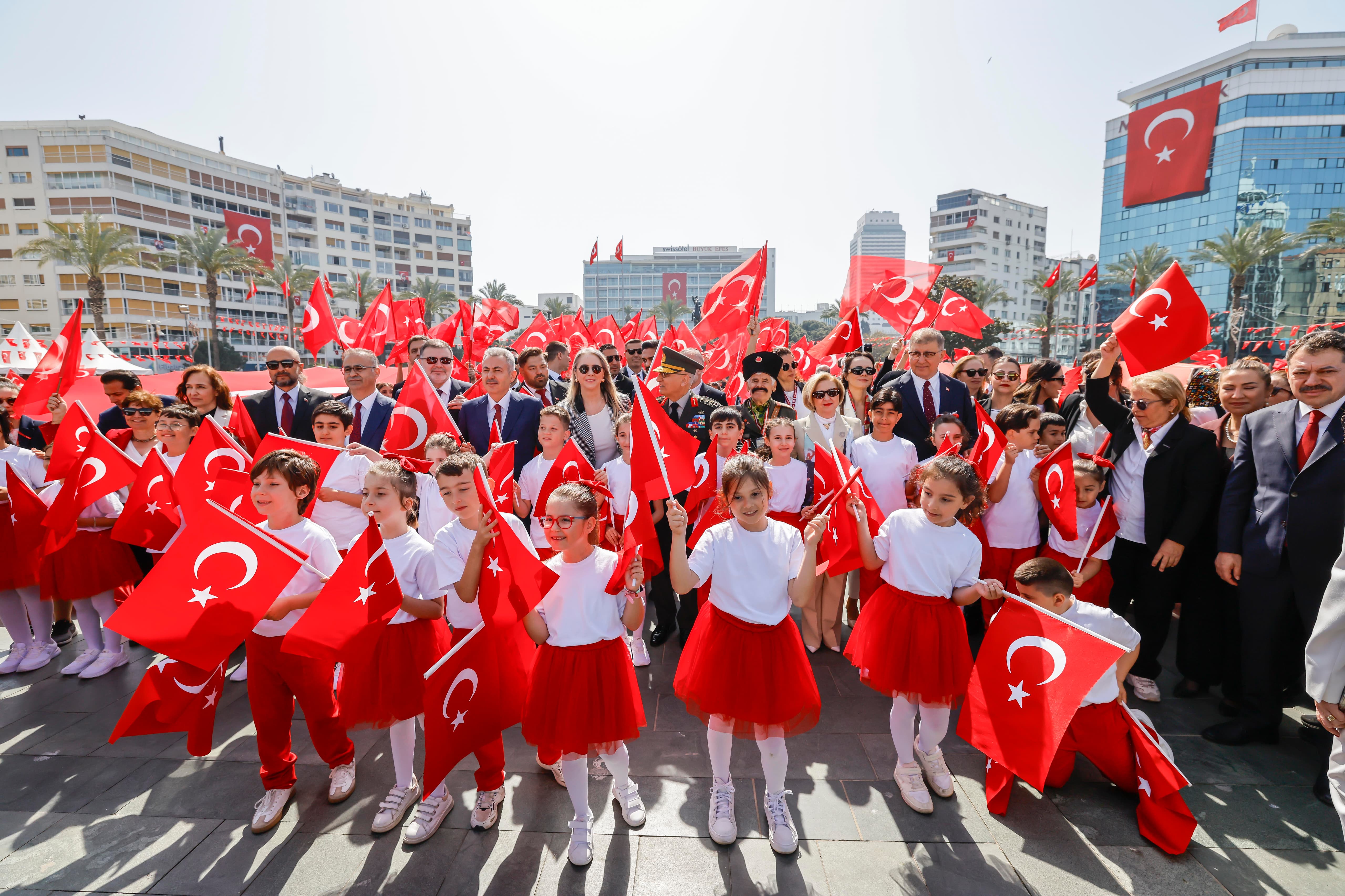 İzmir'de 23 Nisan coşkusu; Cumhuriyet Meydanı rengarenk
