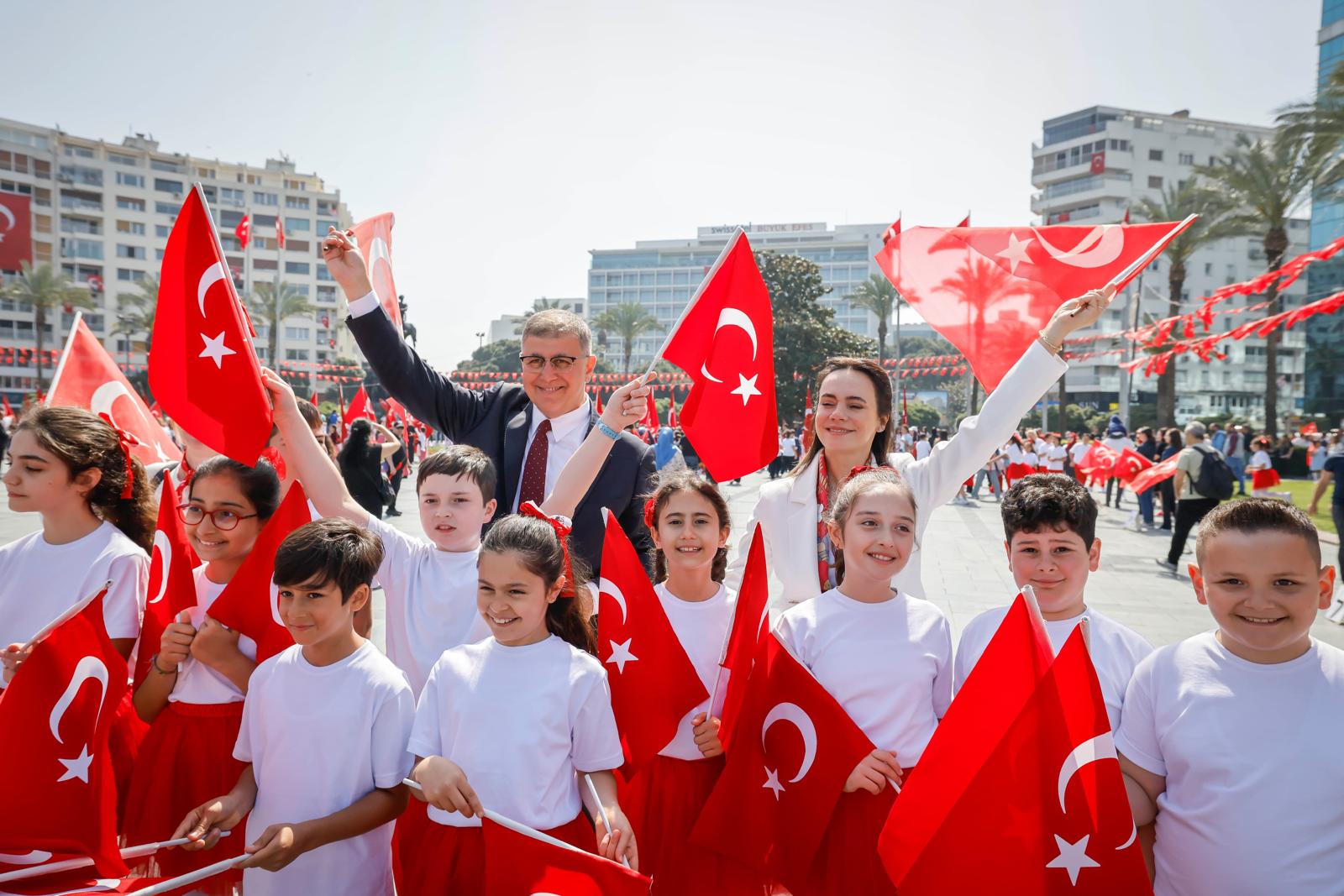 İzmir'de 23 Nisan coşkusu; Cumhuriyet Meydanı rengarenk