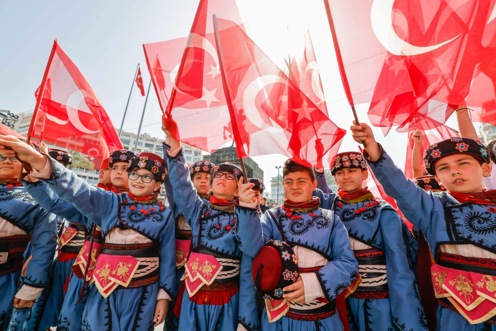 İzmir'de 23 Nisan coşkusu; Cumhuriyet Meydanı rengarenk