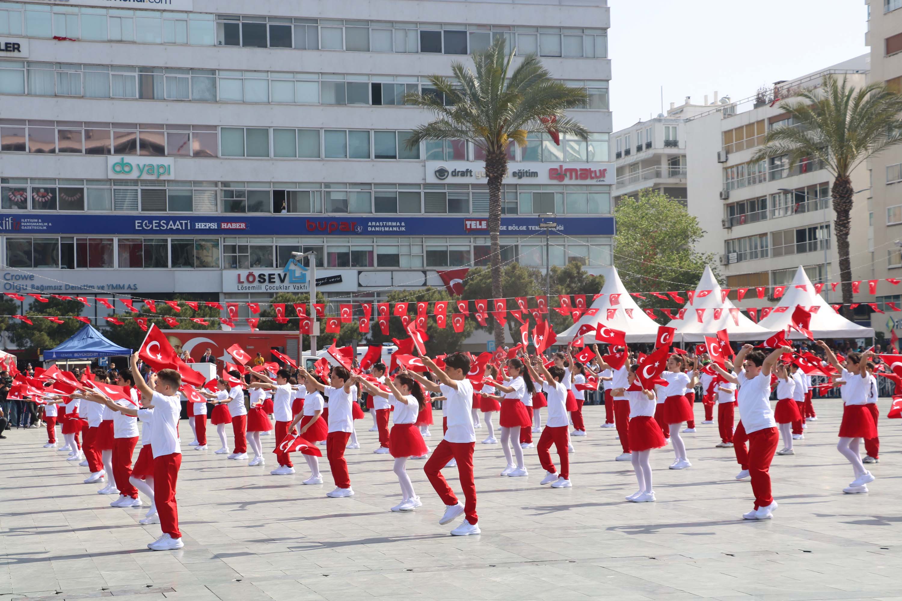 İzmir'de 23 Nisan coşkusu; Cumhuriyet Meydanı rengarenk