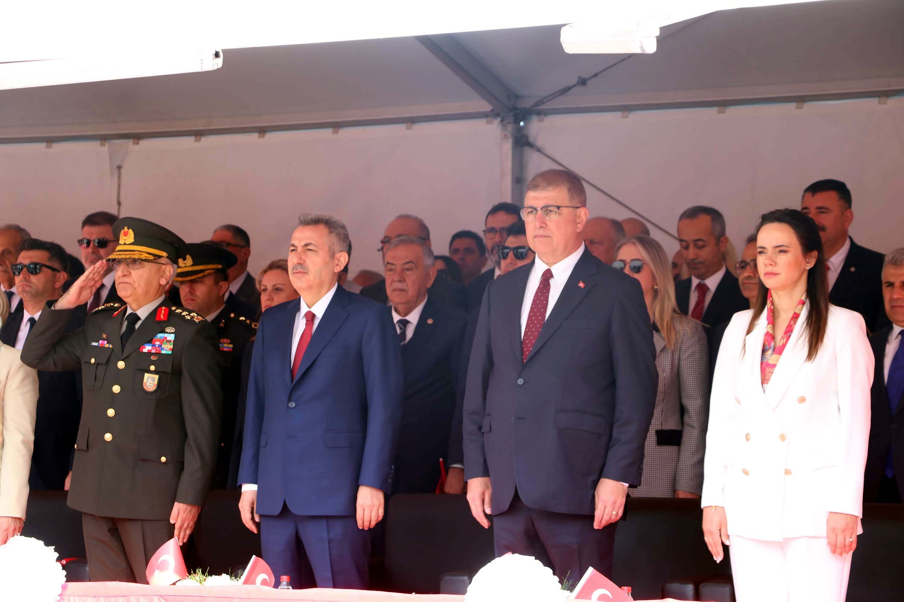 İzmir'de 23 Nisan coşkusu; Cumhuriyet Meydanı rengarenk