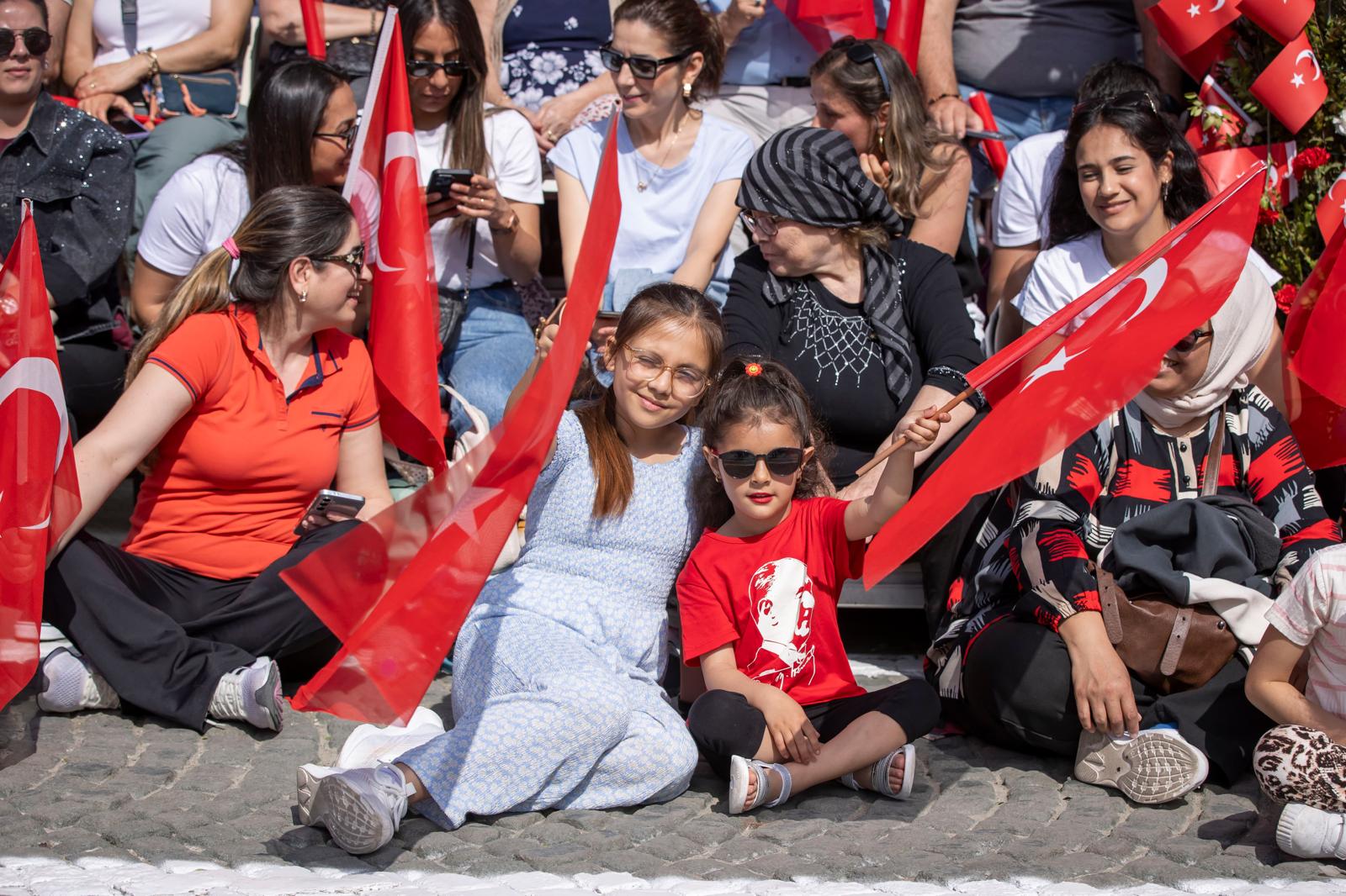 İzmir'de 23 Nisan coşkusu; Cumhuriyet Meydanı rengarenk
