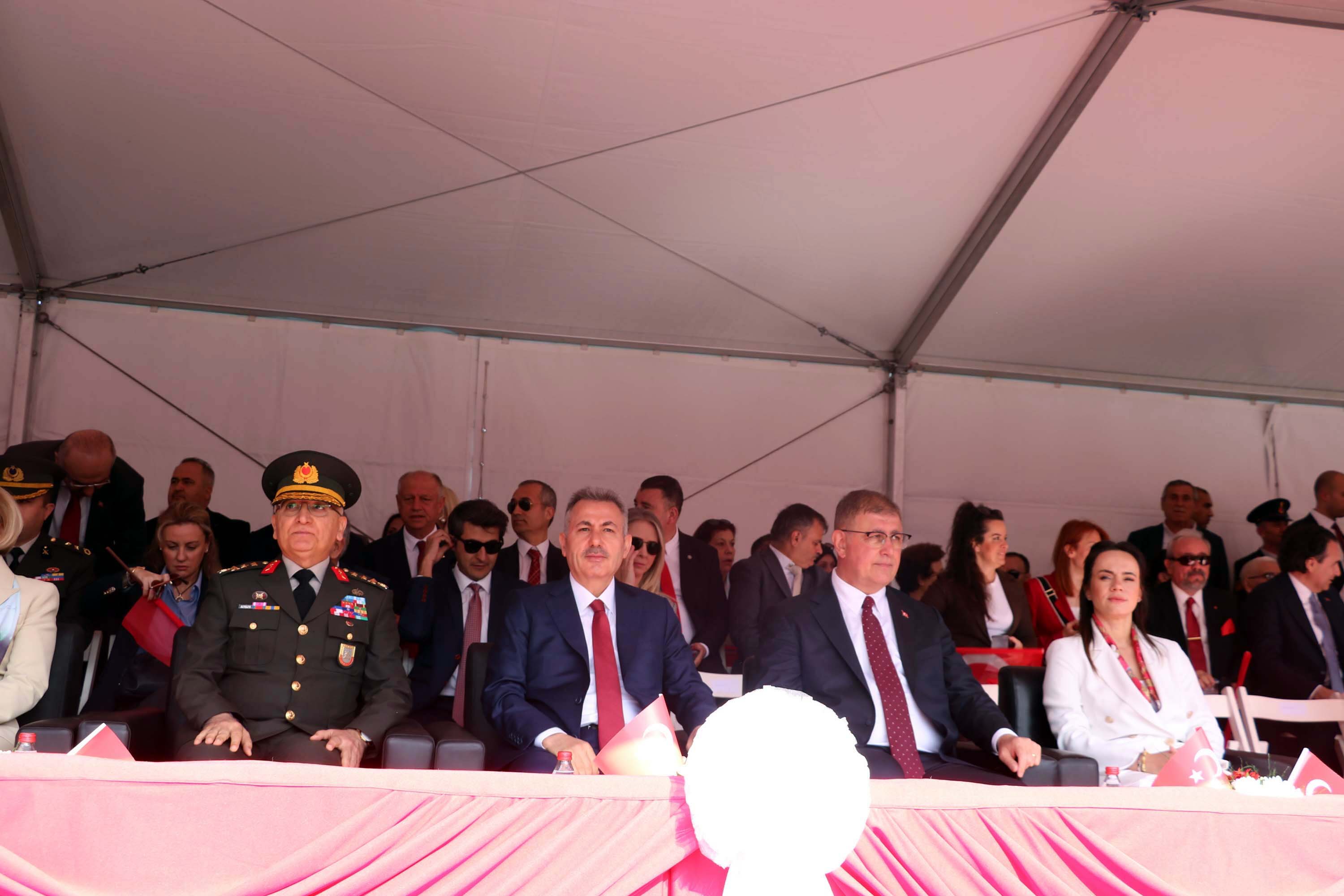 İzmir'de 23 Nisan coşkusu; Cumhuriyet Meydanı rengarenk