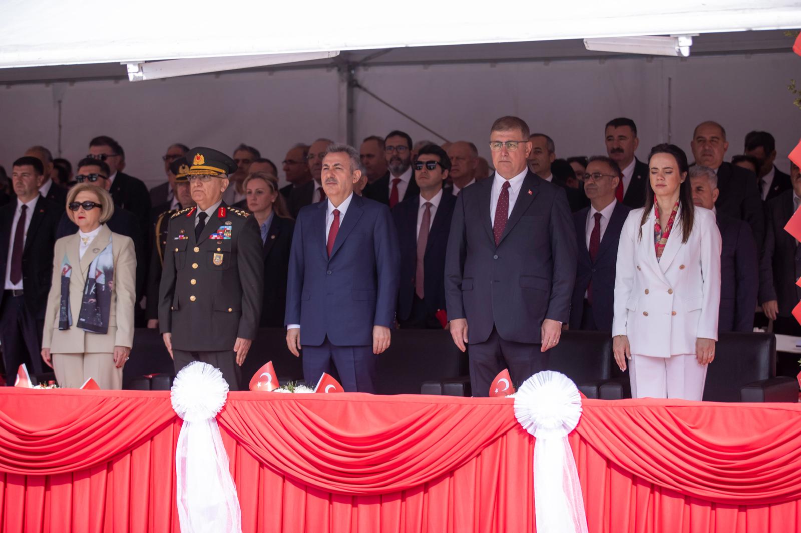 İzmir'de 23 Nisan coşkusu; Cumhuriyet Meydanı rengarenk