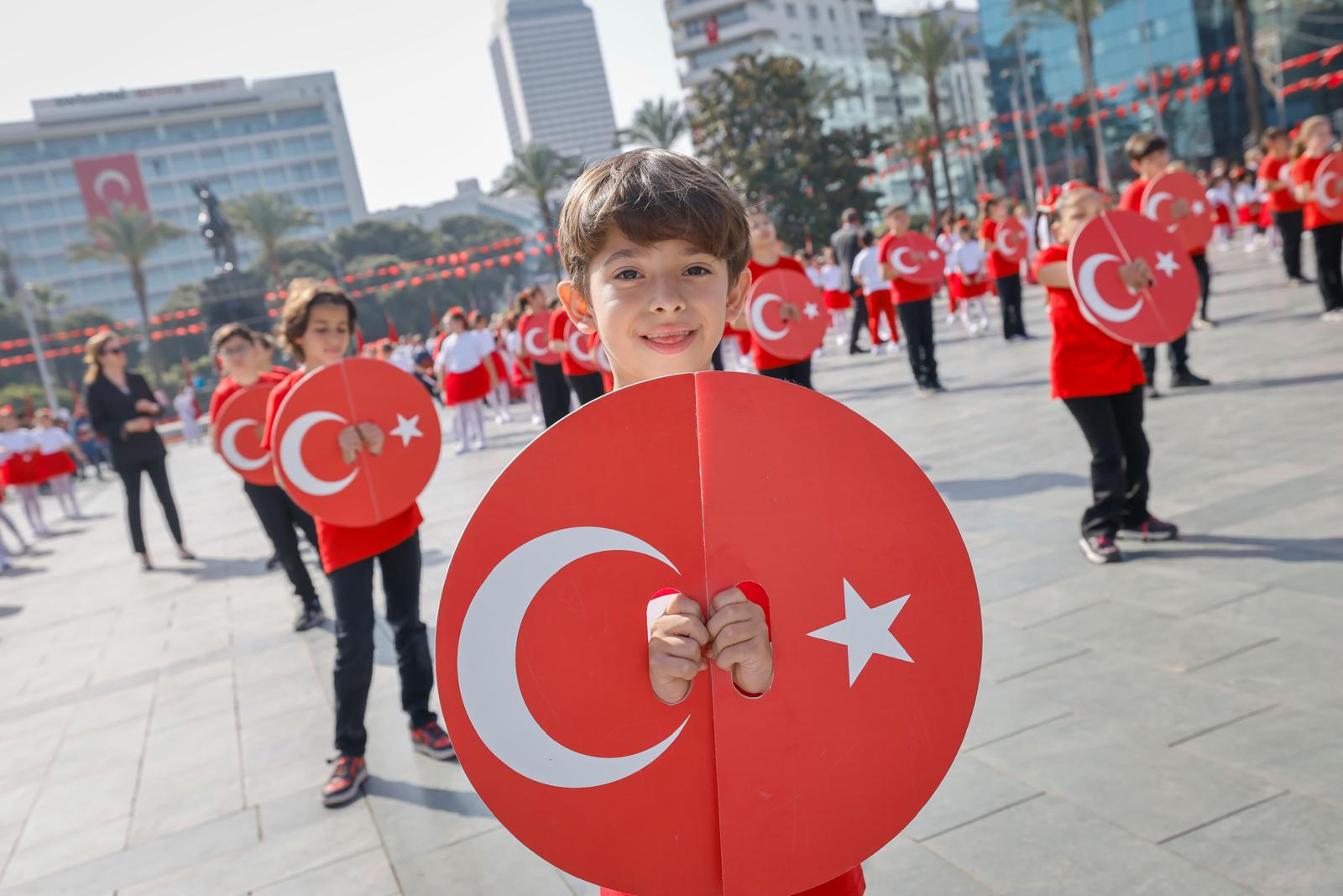 İzmir'de 23 Nisan coşkusu; Cumhuriyet Meydanı rengarenk
