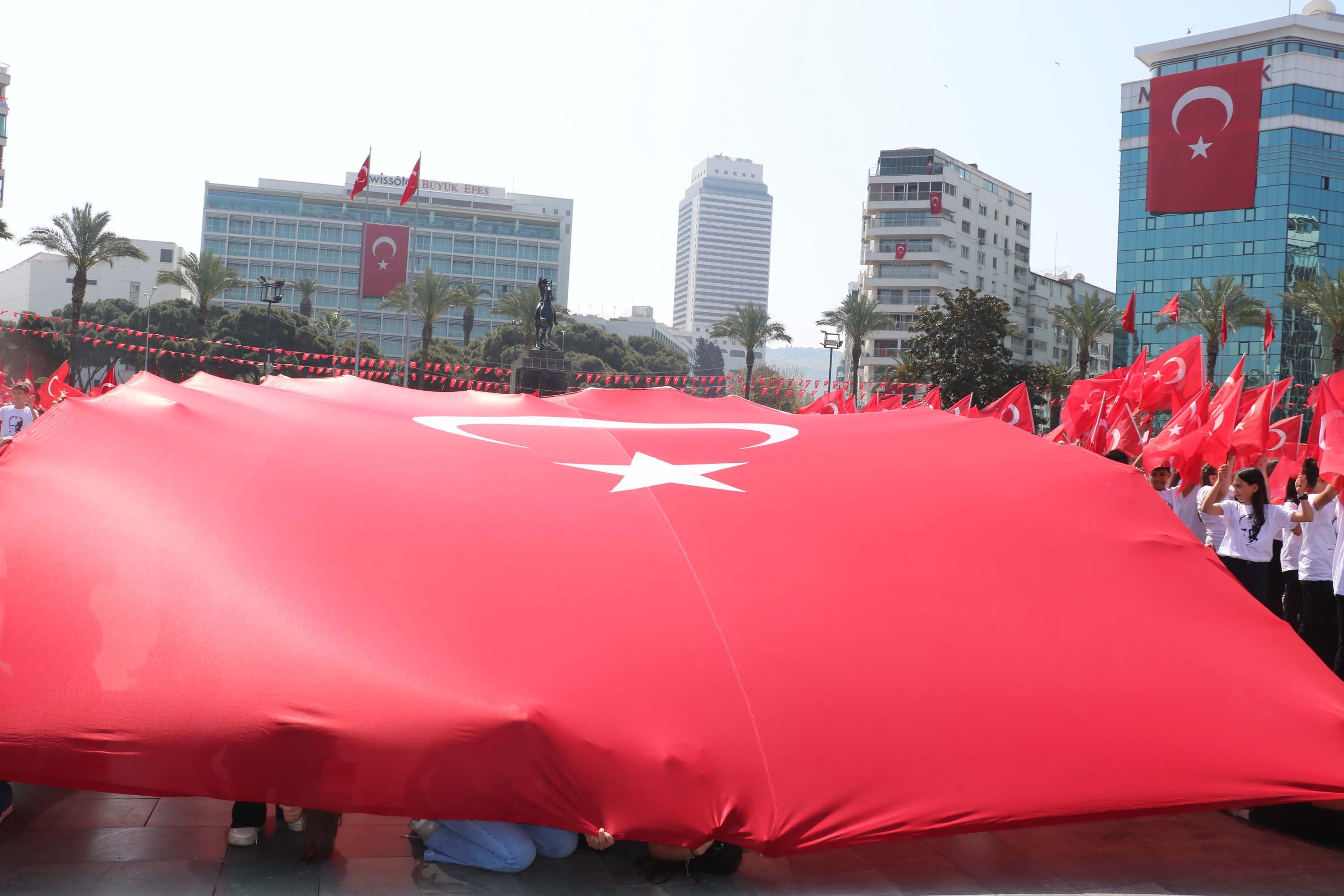 İzmir'de 23 Nisan coşkusu; Cumhuriyet Meydanı rengarenk