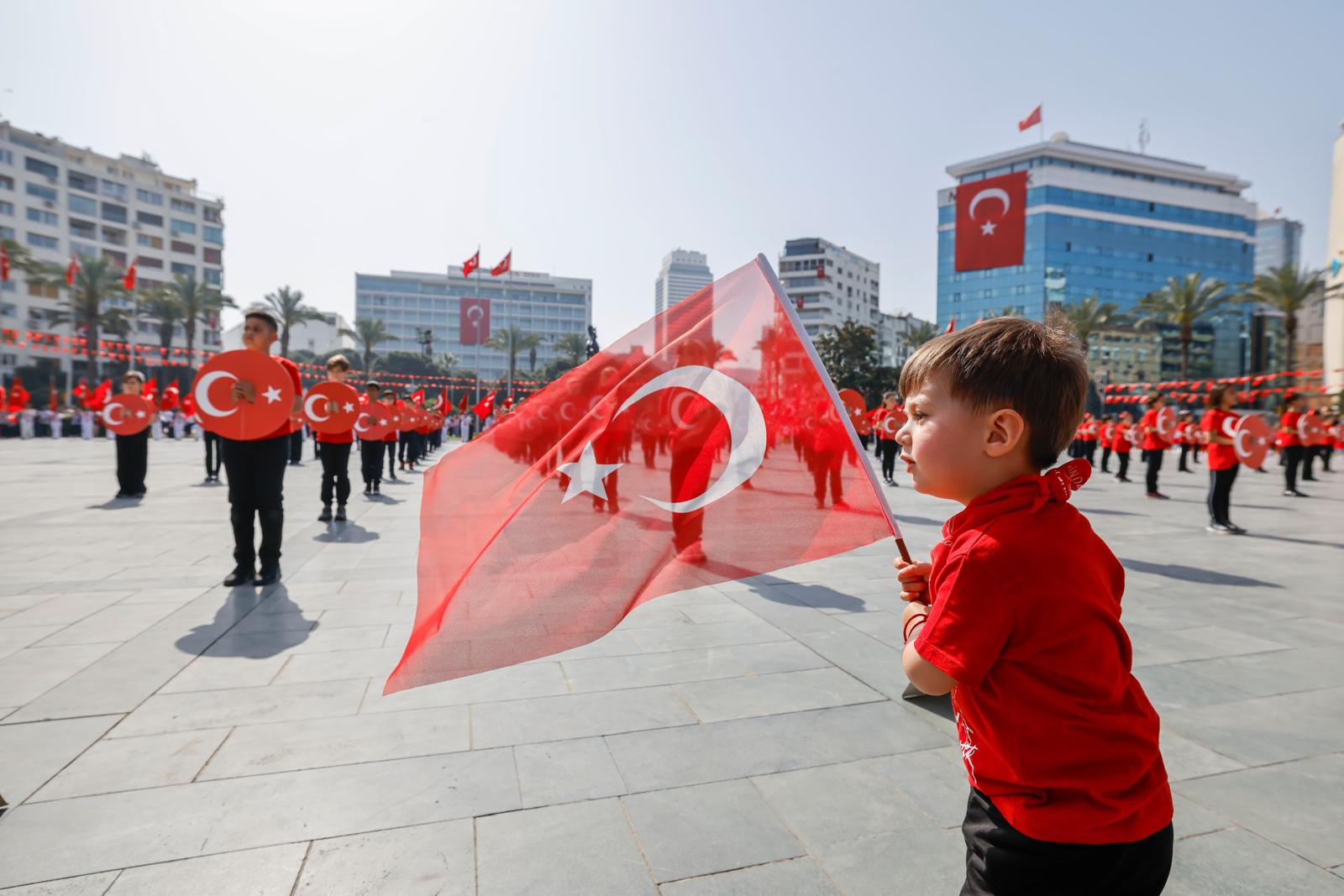 İzmir'de 23 Nisan coşkusu; Cumhuriyet Meydanı rengarenk