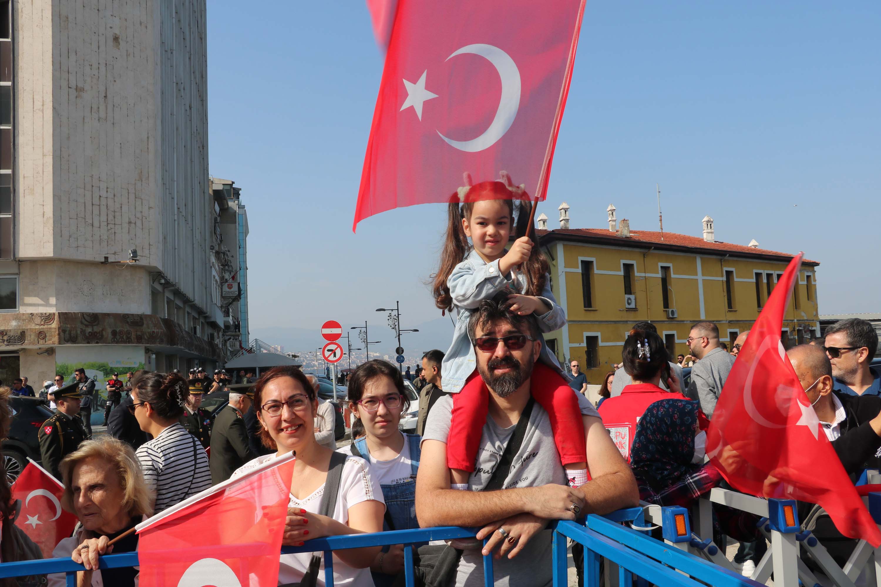 İzmir'de 23 Nisan coşkusu; Cumhuriyet Meydanı rengarenk