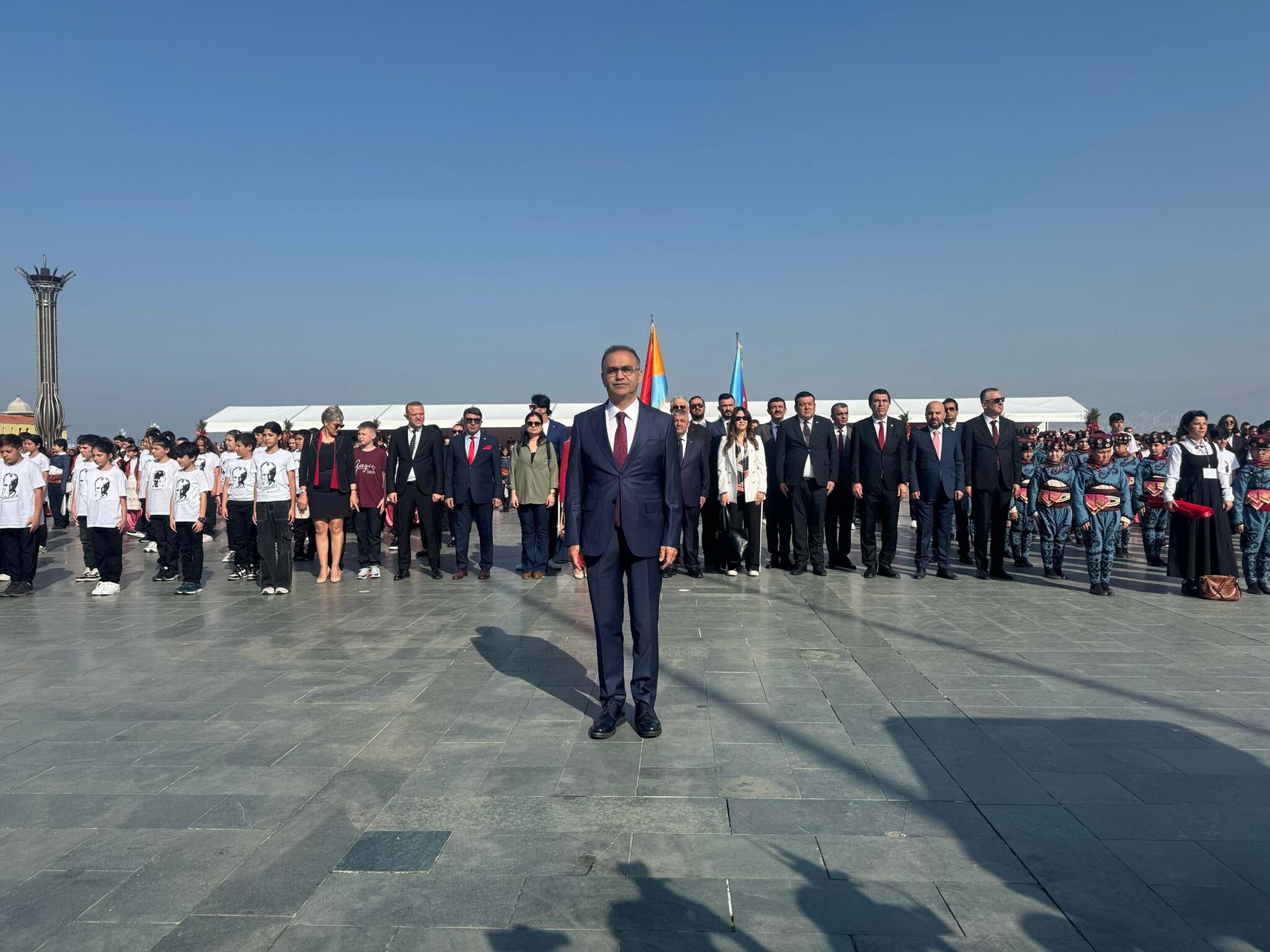 İzmir'de 23 Nisan coşkusu; Cumhuriyet Meydanı rengarenk