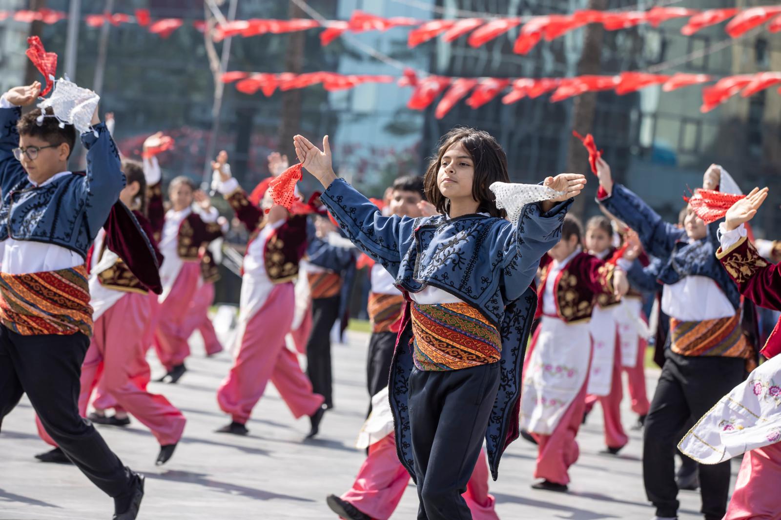 İzmir'de 23 Nisan coşkusu; Cumhuriyet Meydanı rengarenk