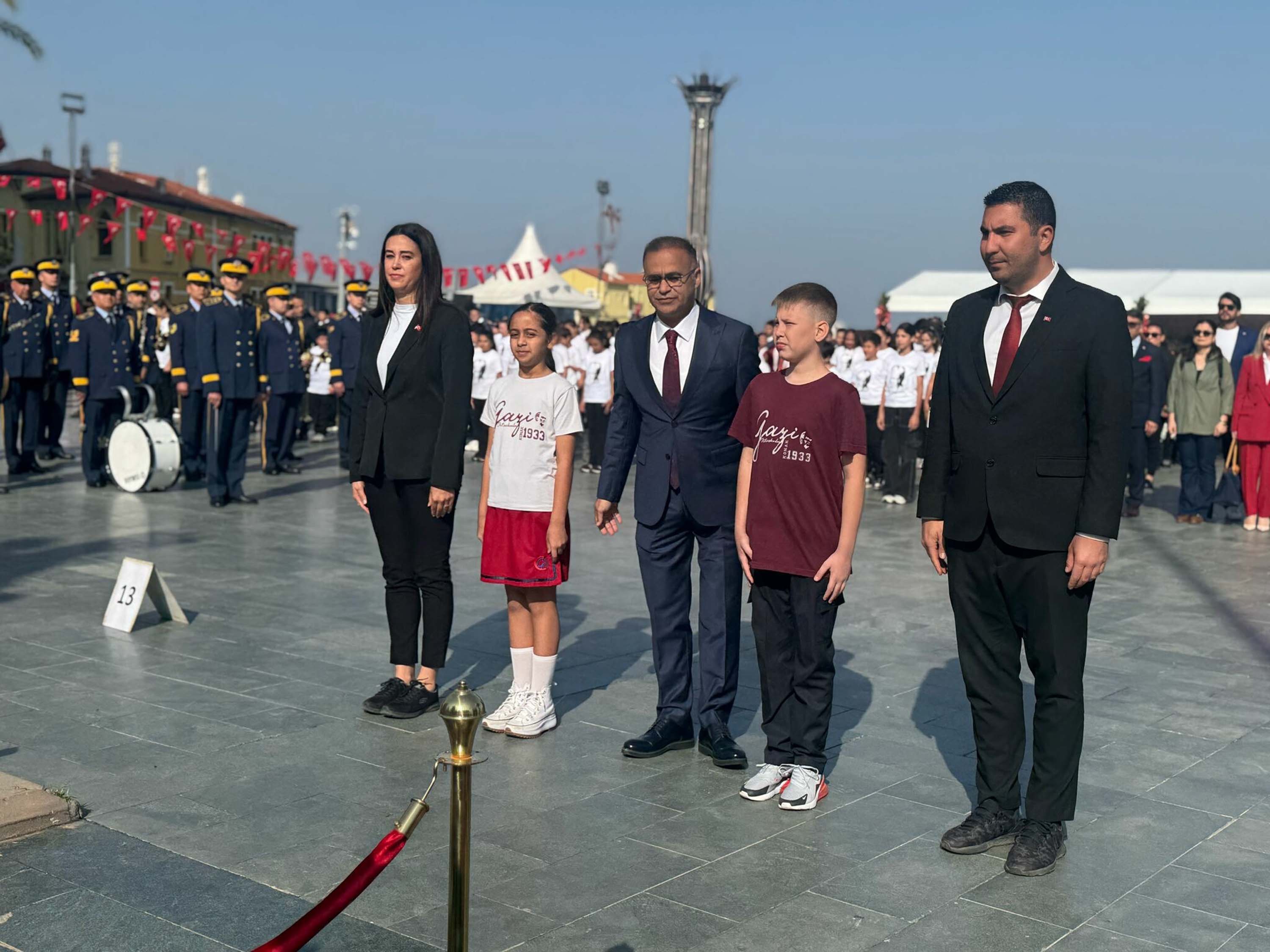 İzmir'de 23 Nisan coşkusu; Cumhuriyet Meydanı rengarenk