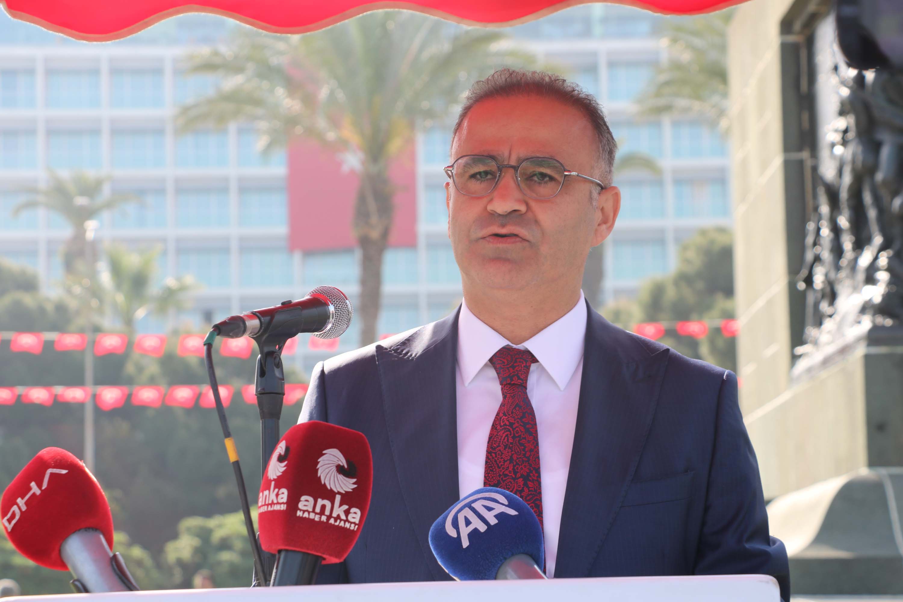 İzmir'de 23 Nisan coşkusu; Cumhuriyet Meydanı rengarenk
