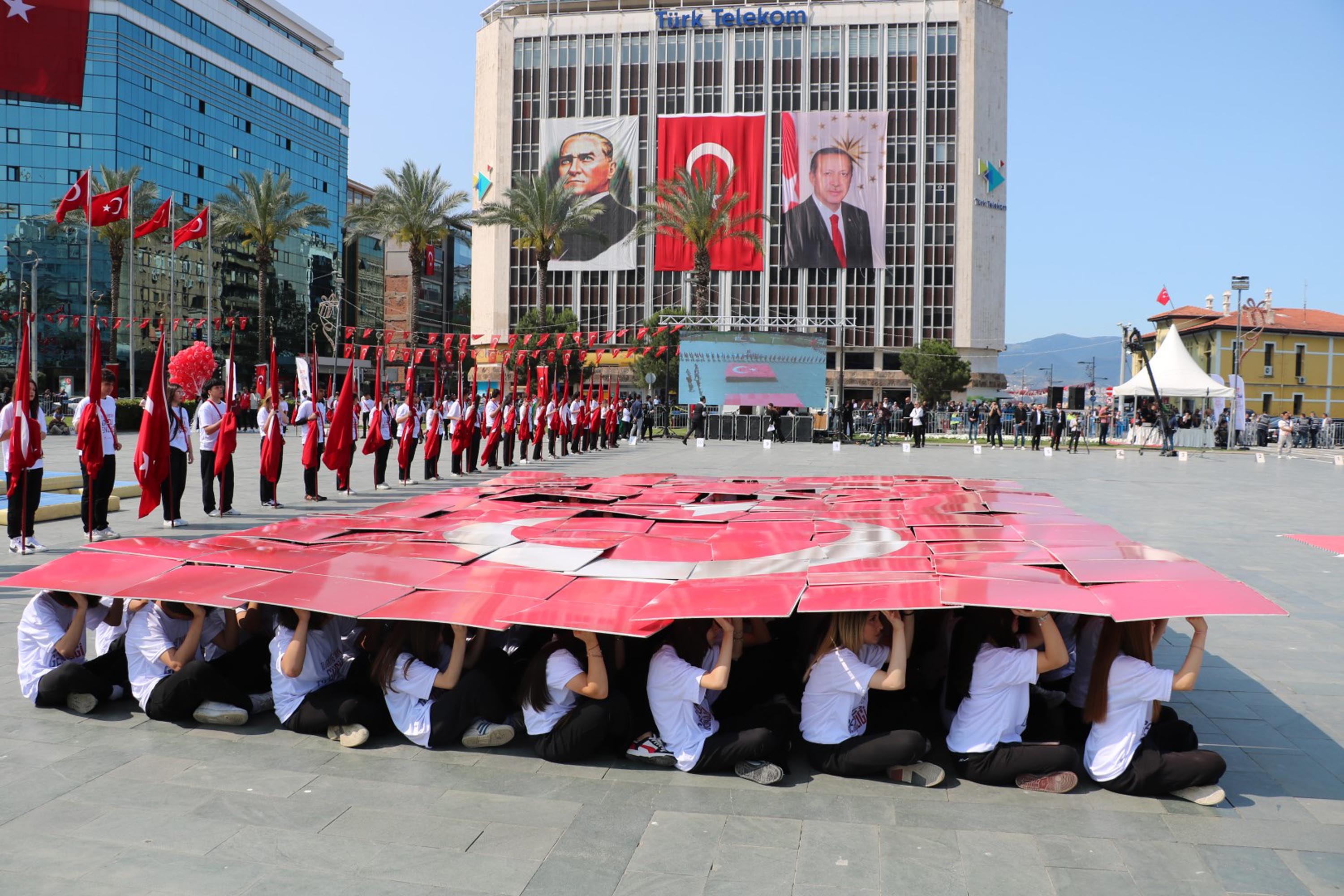 İzmir'de 19 Mayıs coşkuyla kutlandı