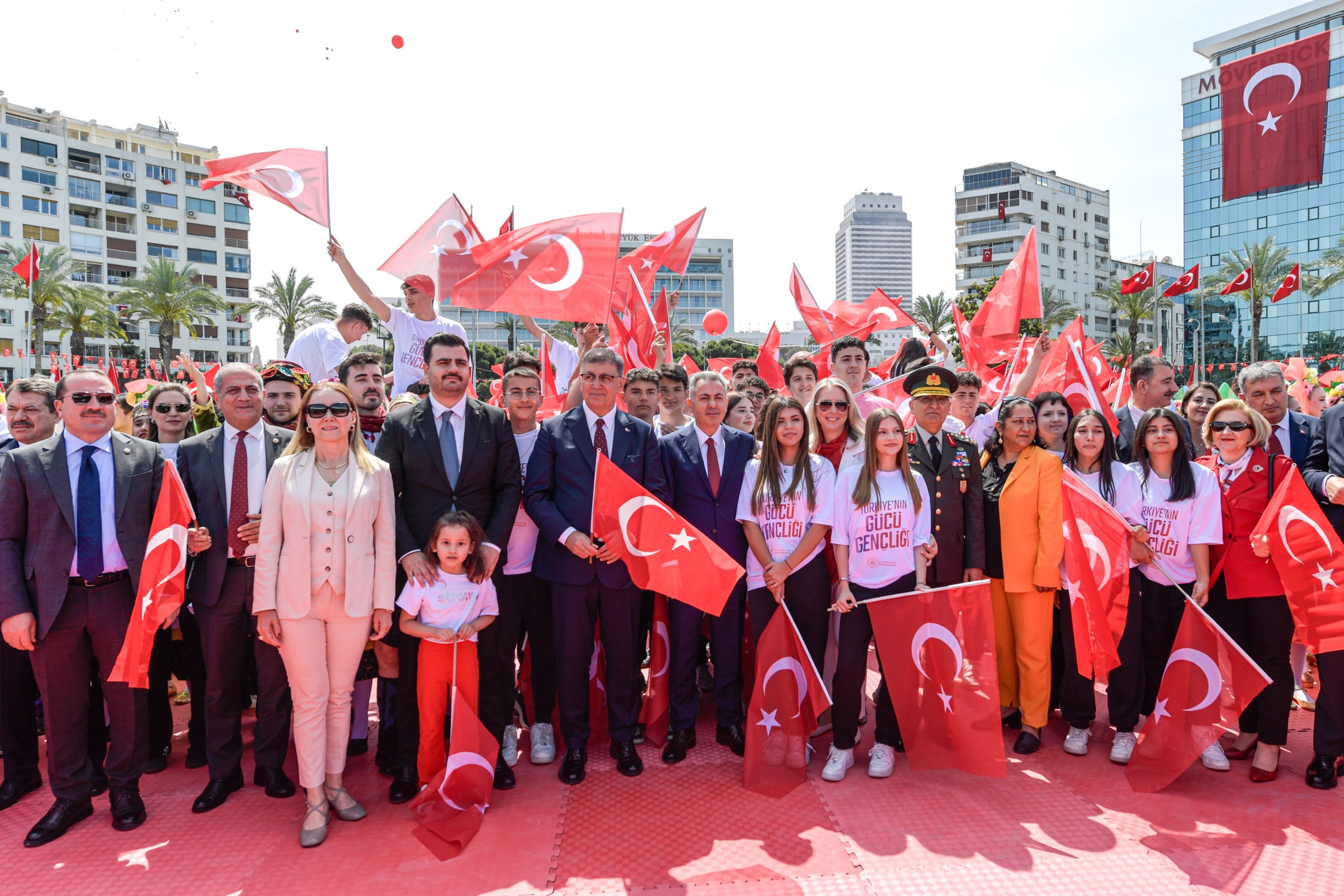 İzmir'de 19 Mayıs coşkuyla kutlandı