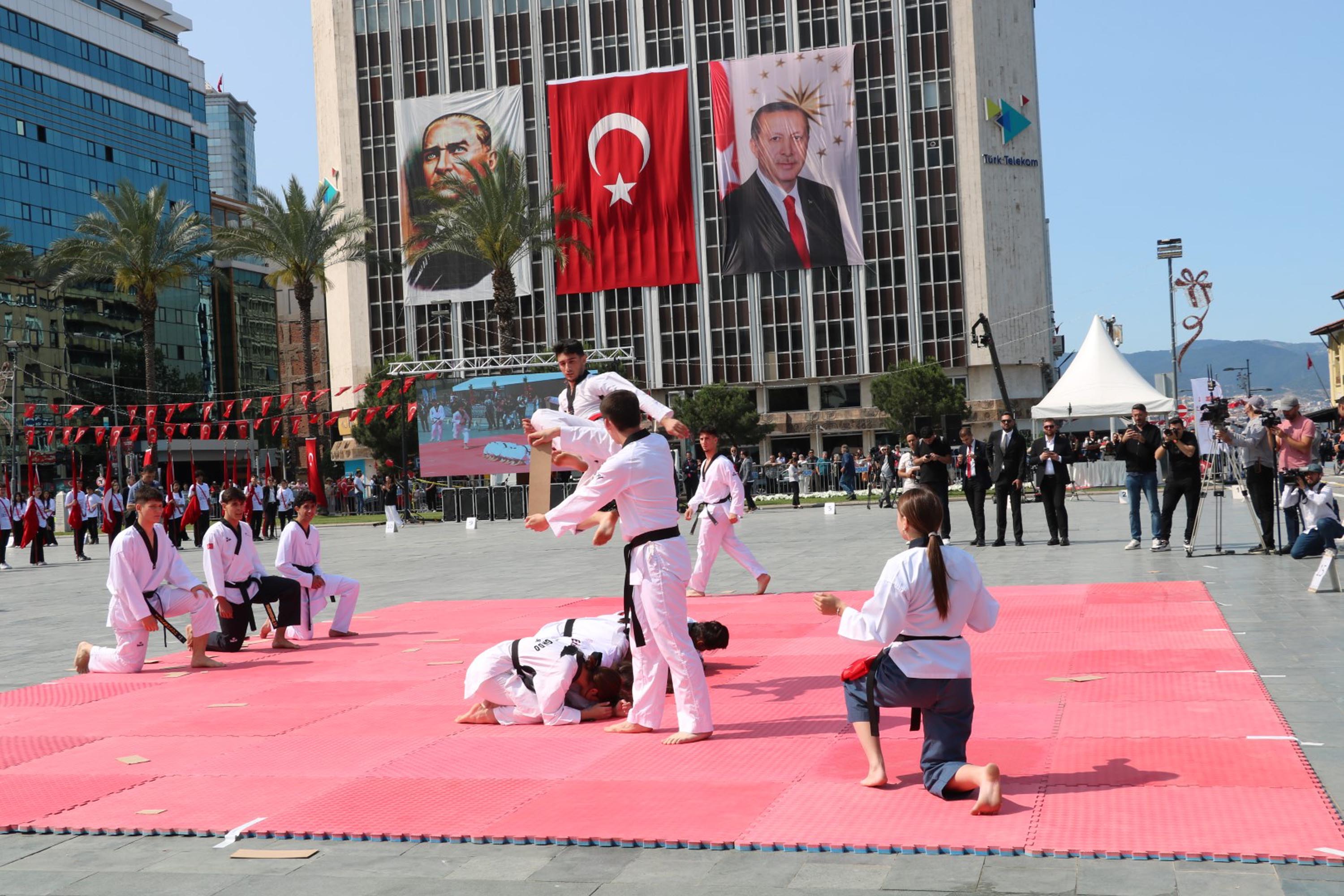 İzmir'de 19 Mayıs coşkuyla kutlandı