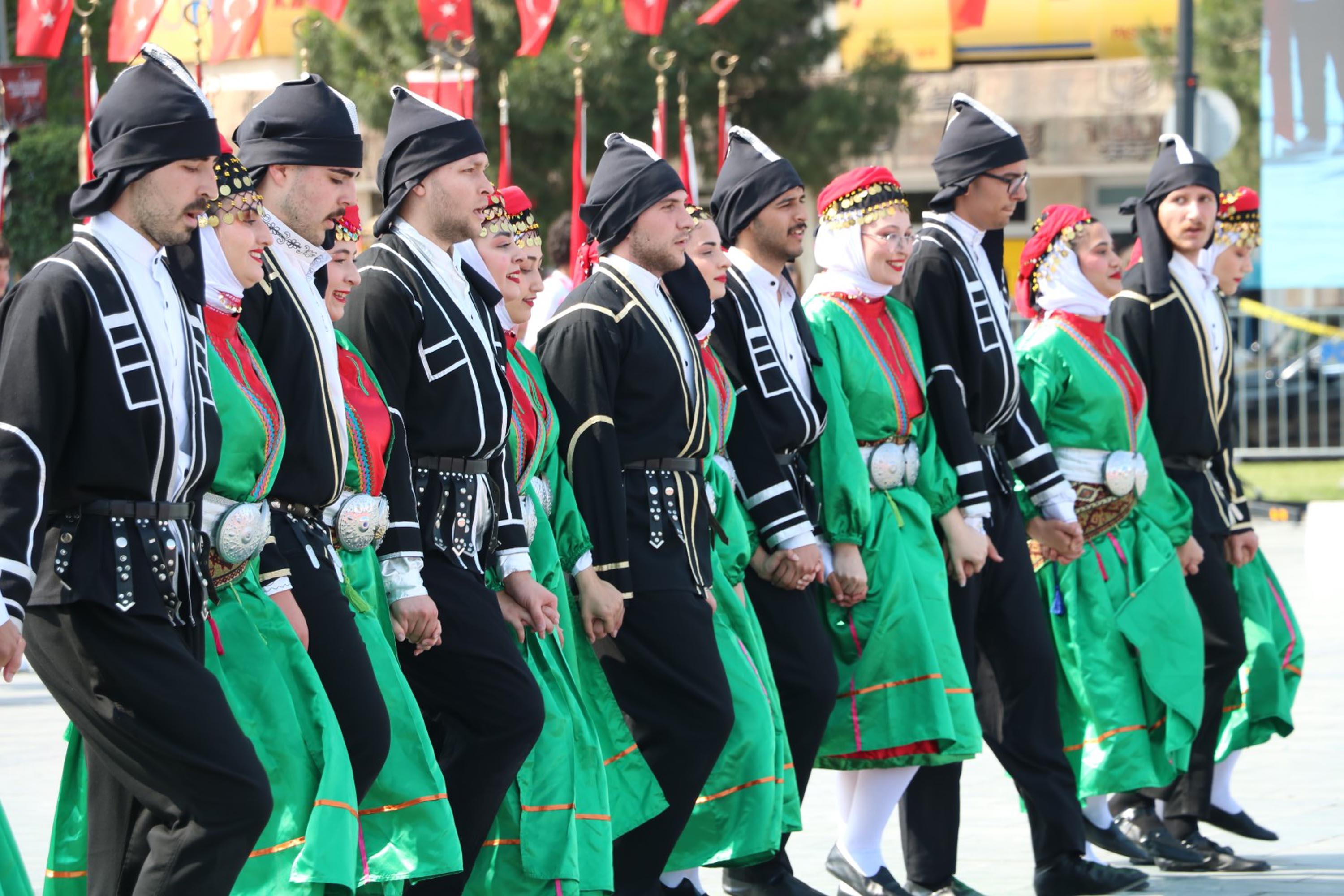 İzmir'de 19 Mayıs coşkuyla kutlandı