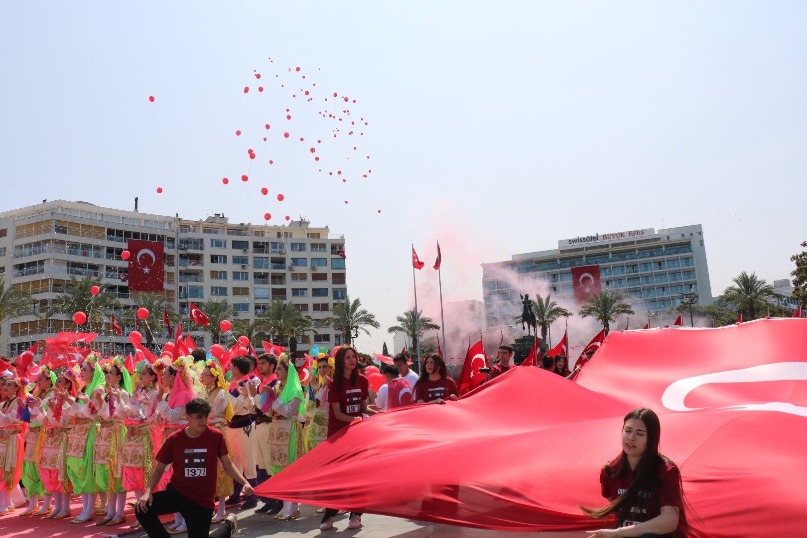 İzmir'de 19 Mayıs coşkuyla kutlandı