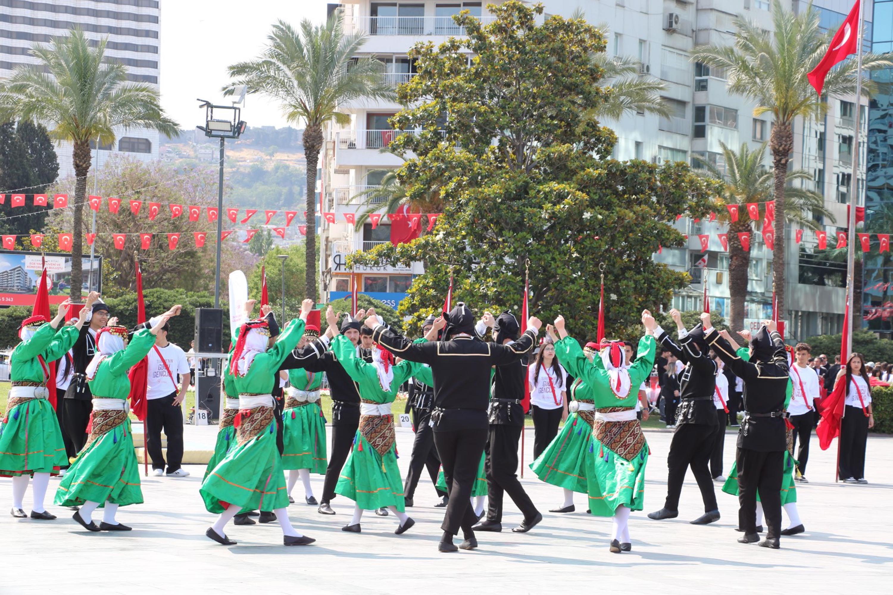 İzmir'de 19 Mayıs coşkuyla kutlandı