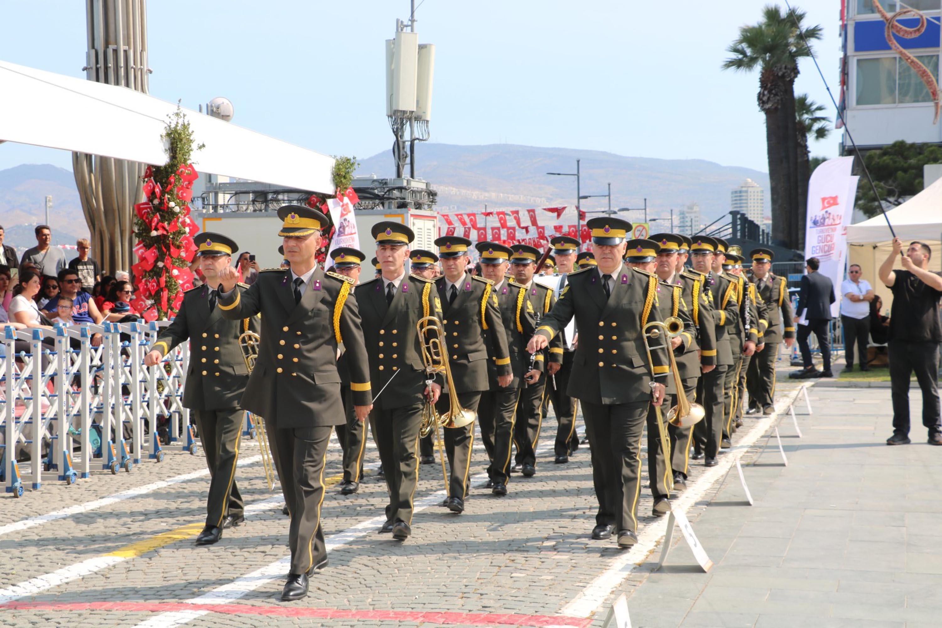 İzmir'de 19 Mayıs coşkuyla kutlandı
