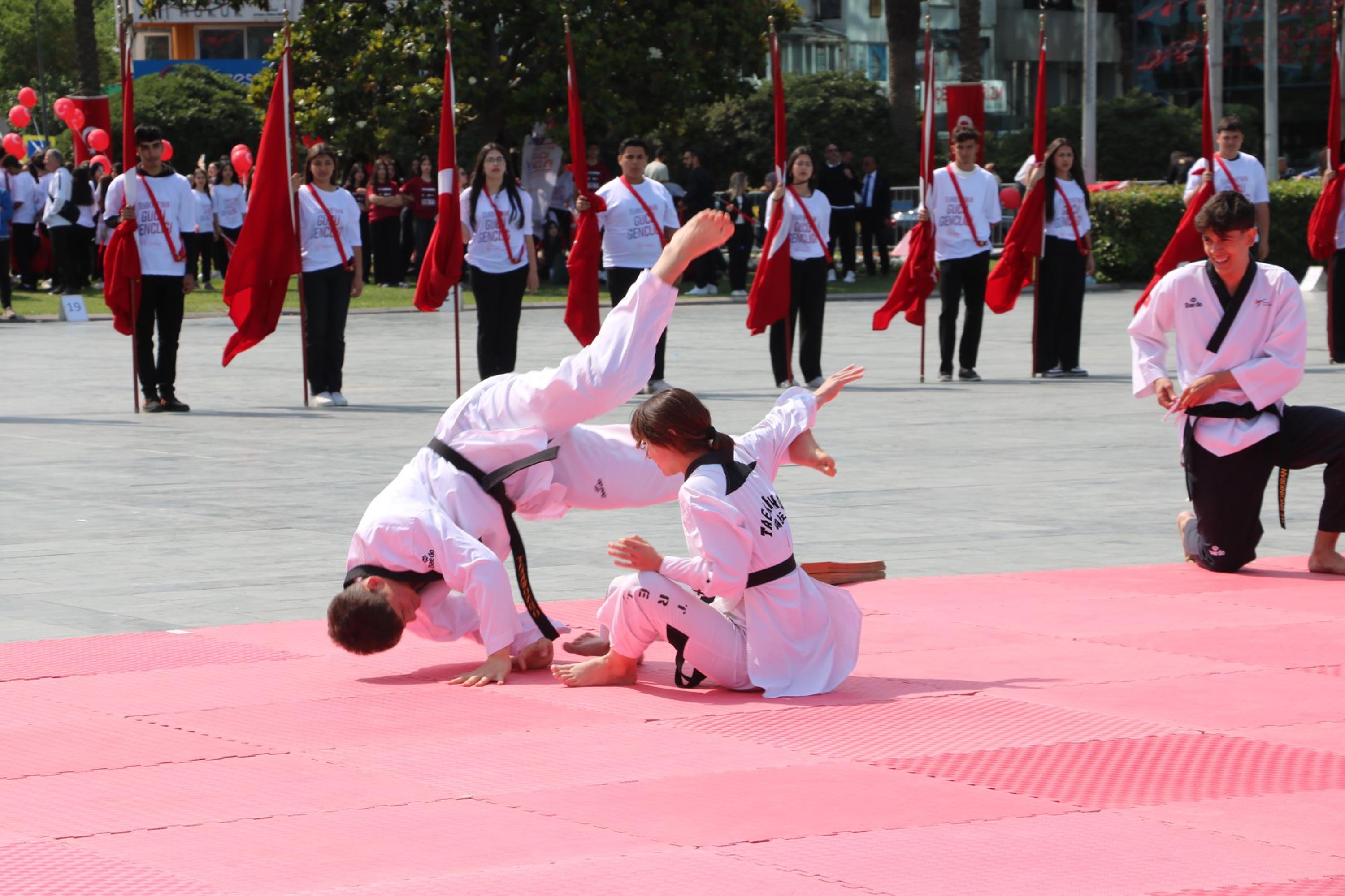 İzmir'de 19 Mayıs coşkuyla kutlandı