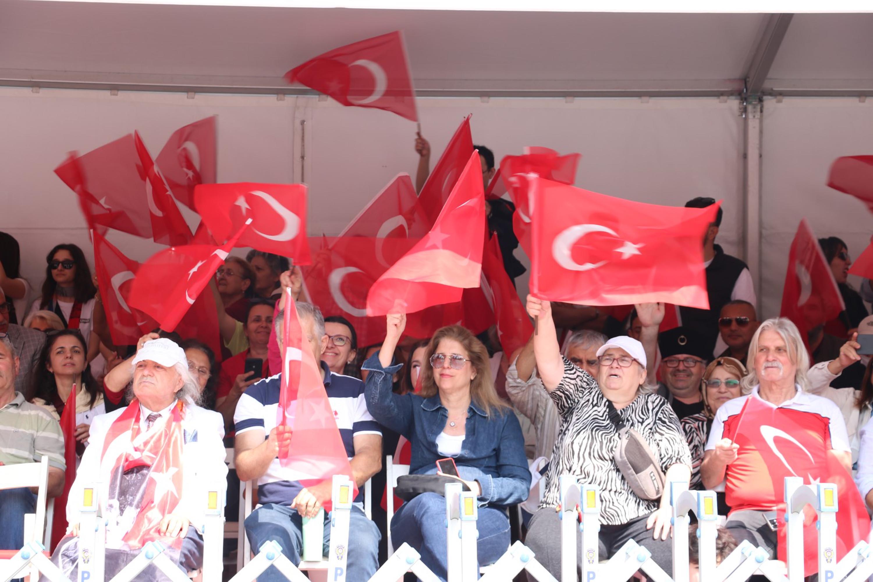 İzmir'de 19 Mayıs coşkuyla kutlandı