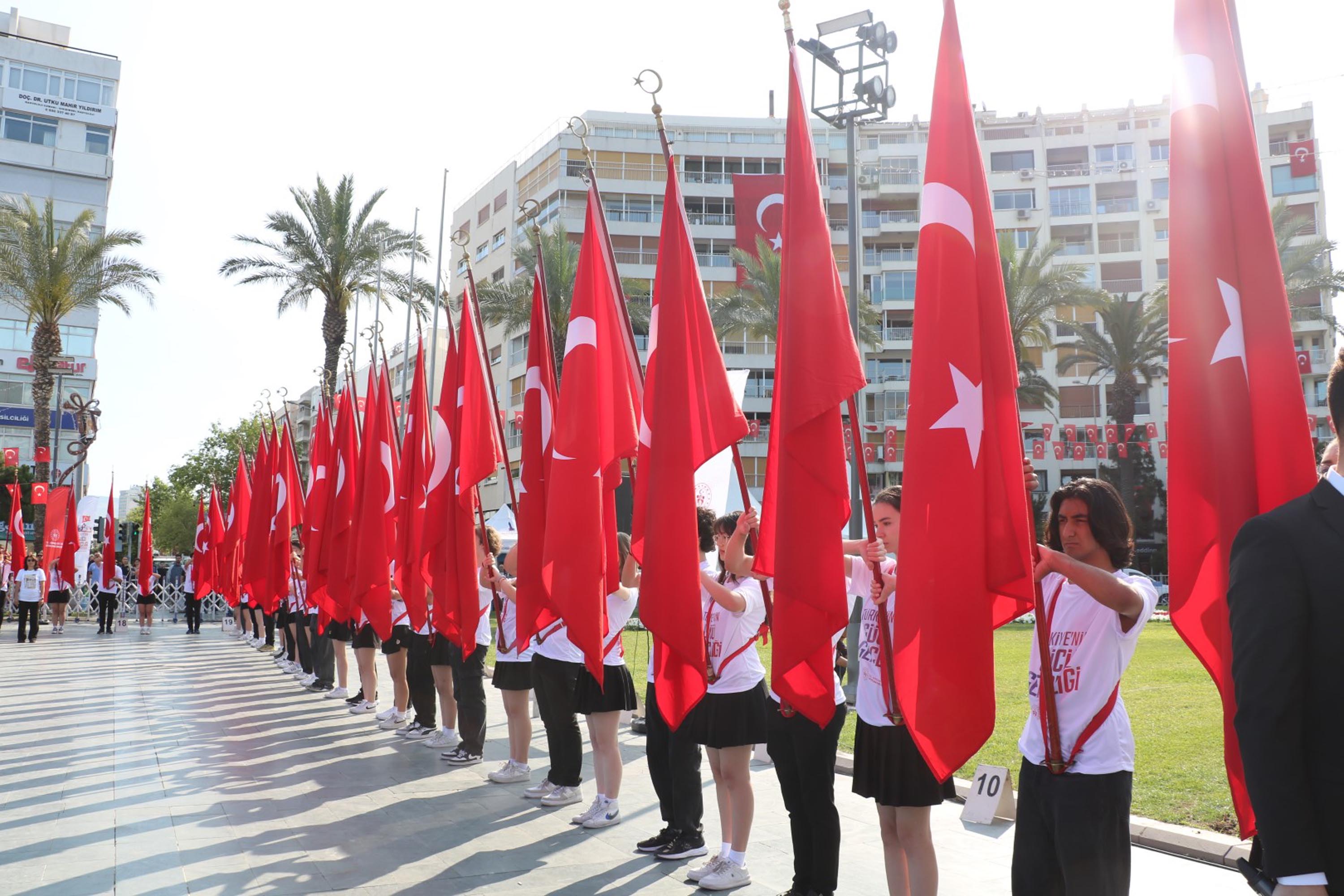 İzmir'de 19 Mayıs coşkuyla kutlandı