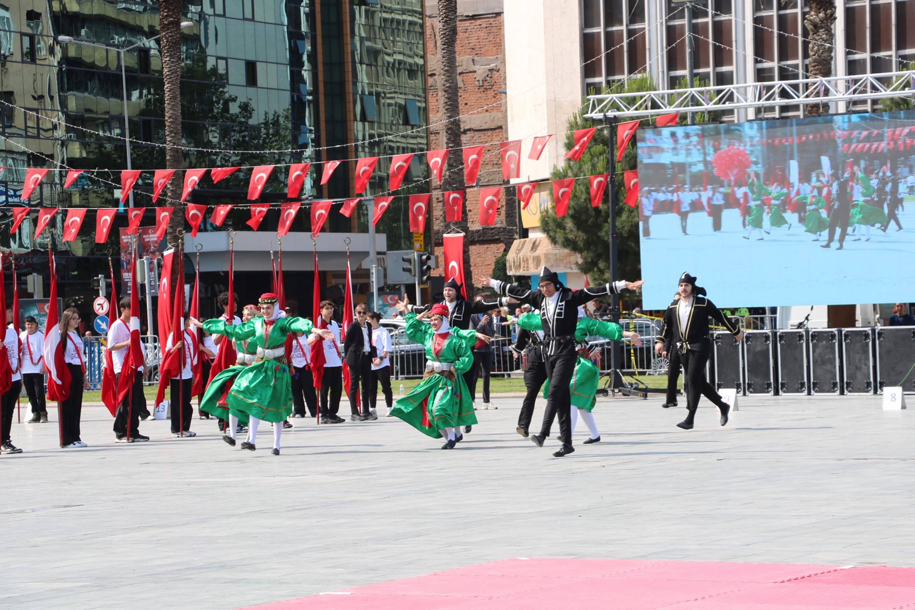 İzmir'de 19 Mayıs coşkuyla kutlandı