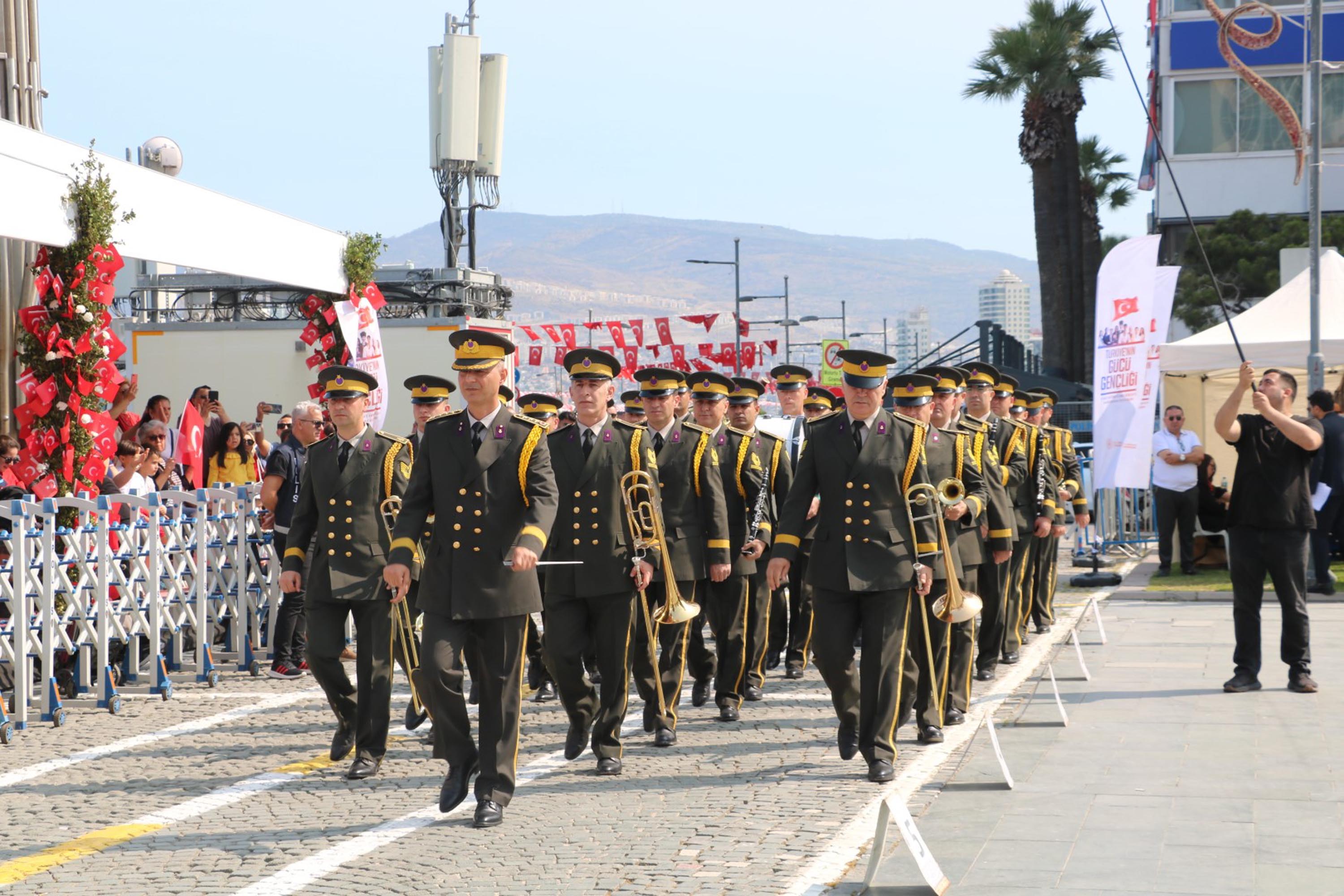 İzmir'de 19 Mayıs coşkuyla kutlandı
