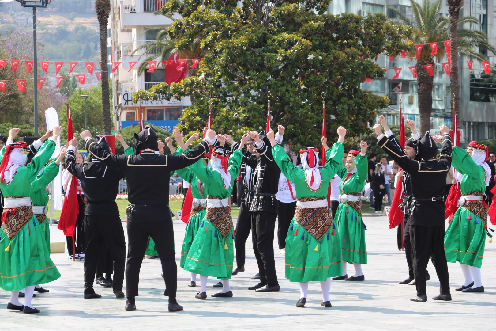 İzmir'de 19 Mayıs coşkuyla kutlandı