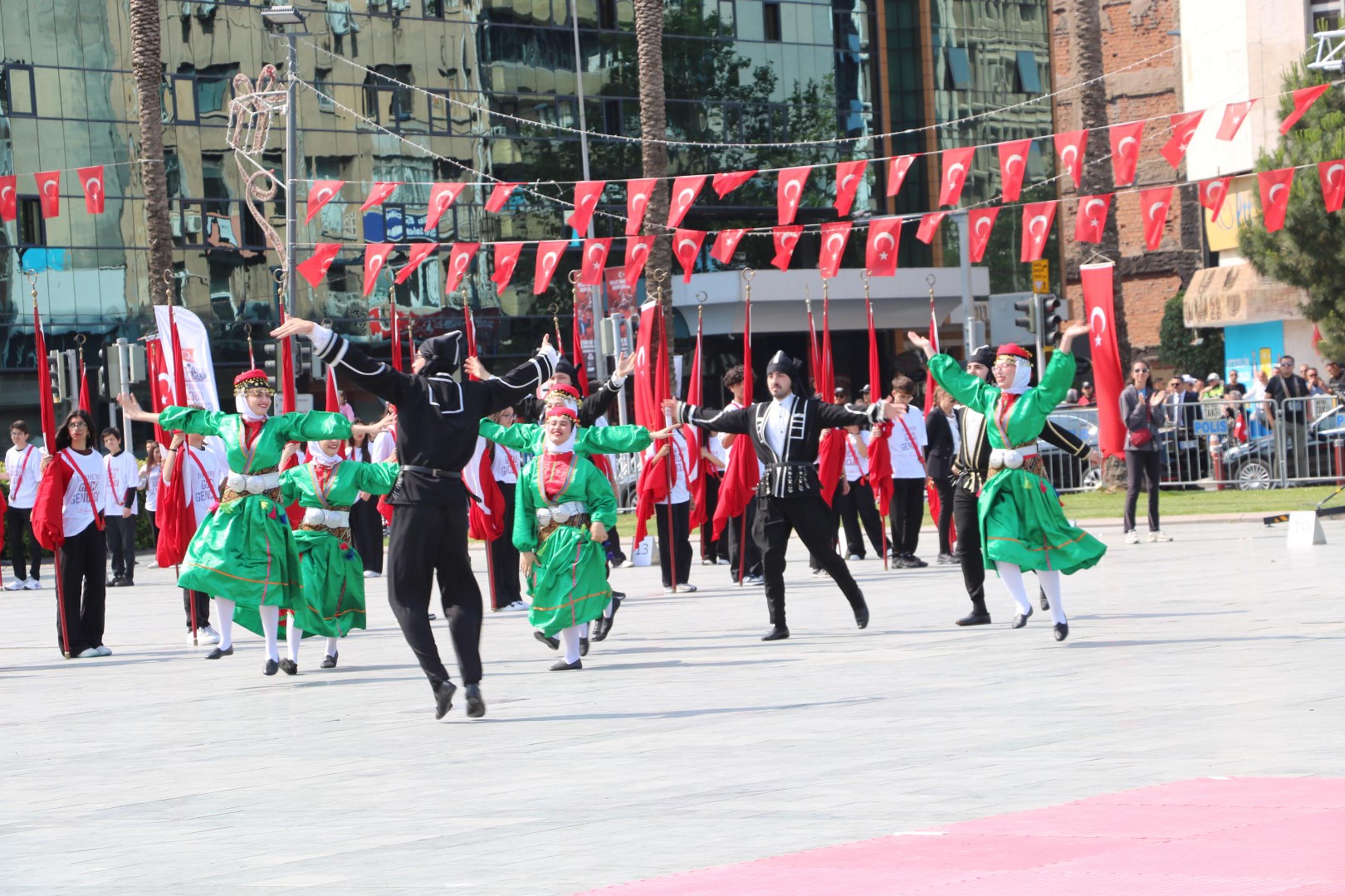 İzmir'de 19 Mayıs coşkuyla kutlandı
