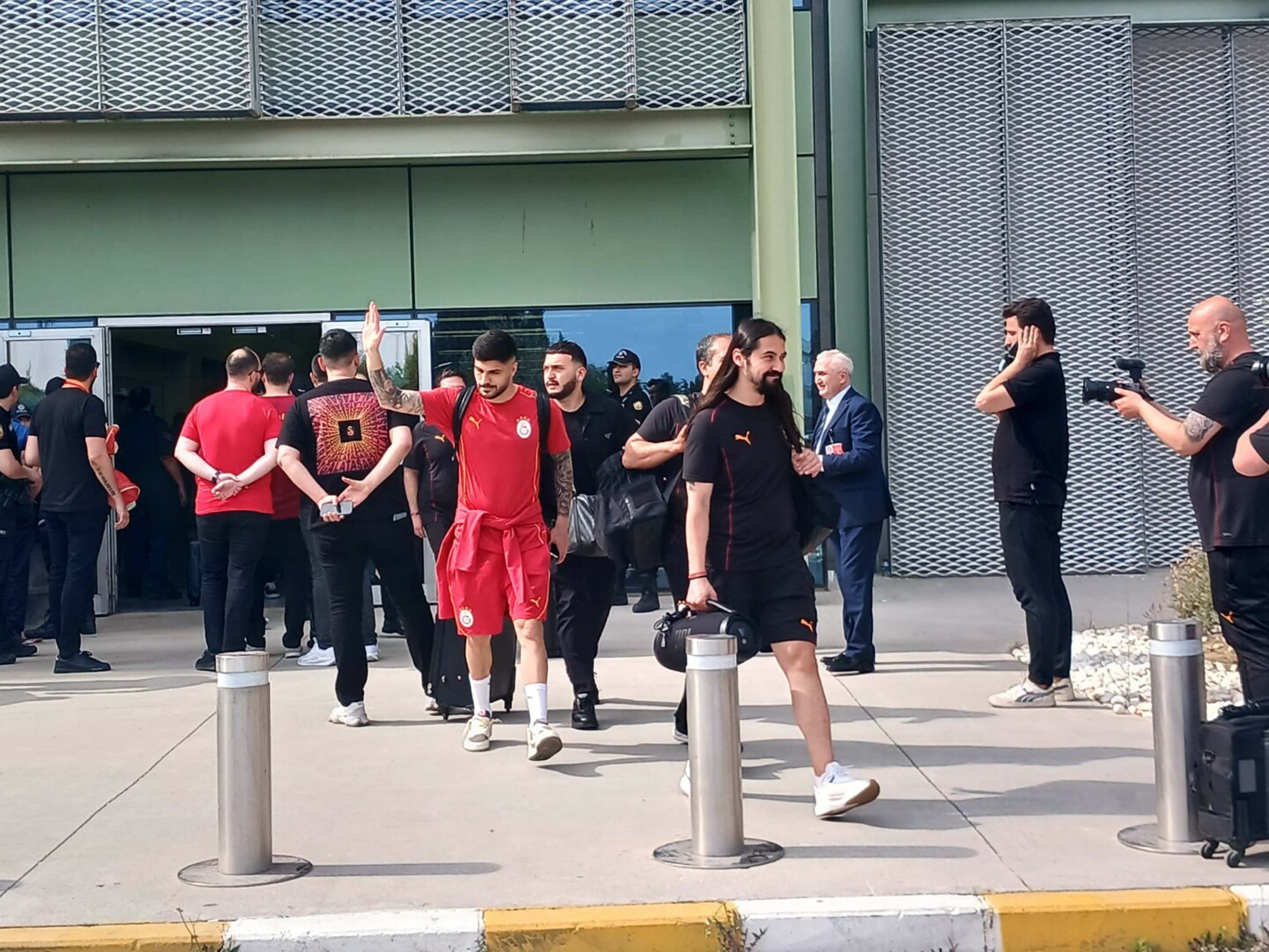 Galatasaray'a İzmir'de coşkulu karşılama