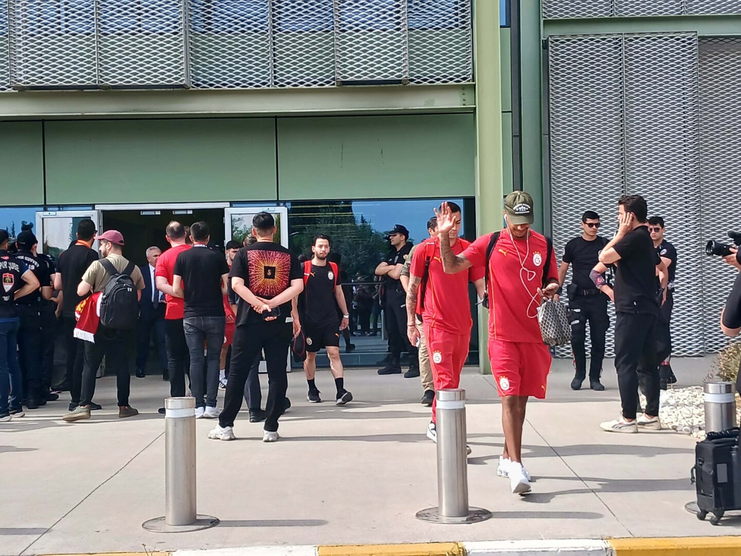 Galatasaray'a İzmir'de coşkulu karşılama