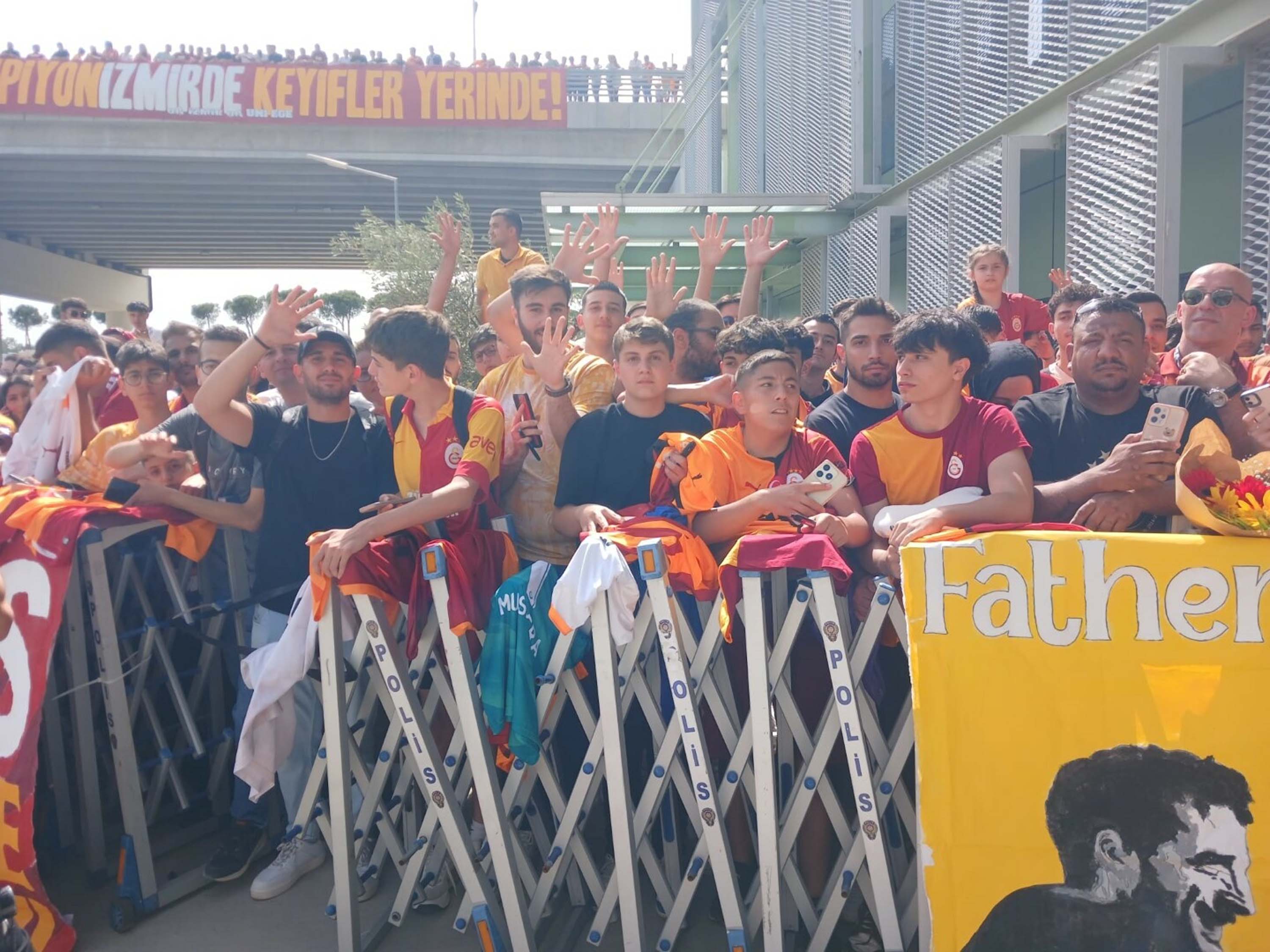 Galatasaray'a İzmir'de coşkulu karşılama