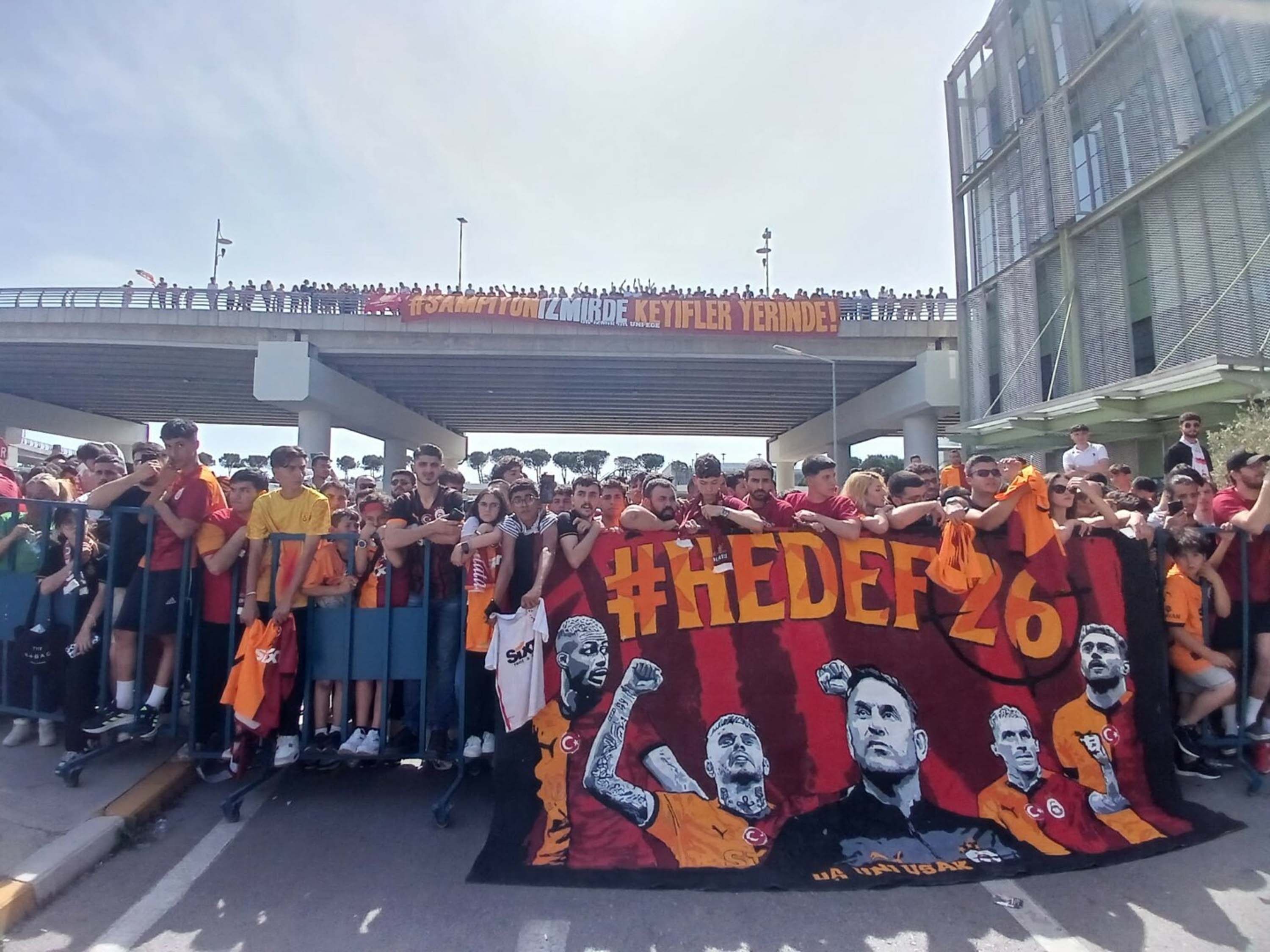 Galatasaray'a İzmir'de coşkulu karşılama